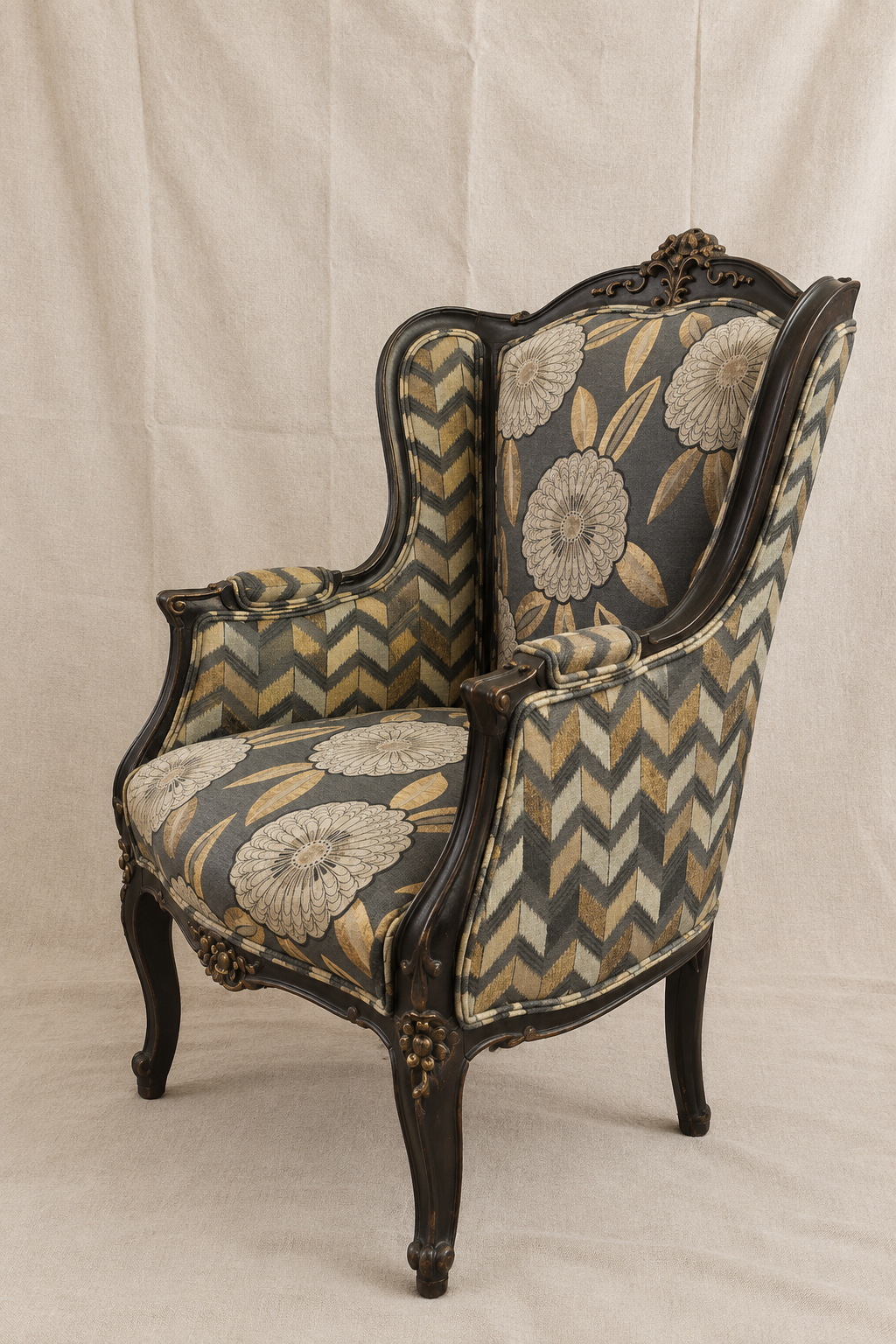 Fauteuil ancien fleuri sur lin beige (1).png