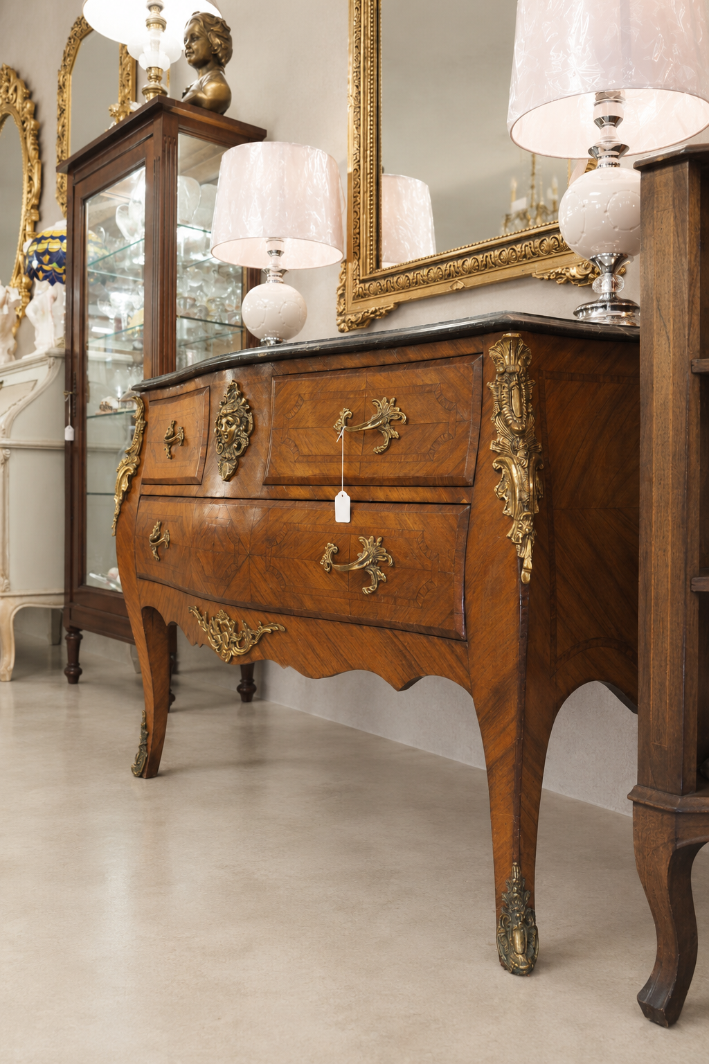 Commode ancienne aux lampes élégantes.png