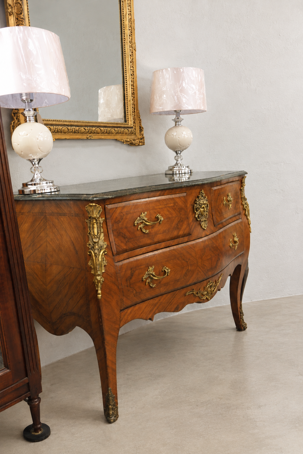 Commode ancienne dans un intérieur épuré.png