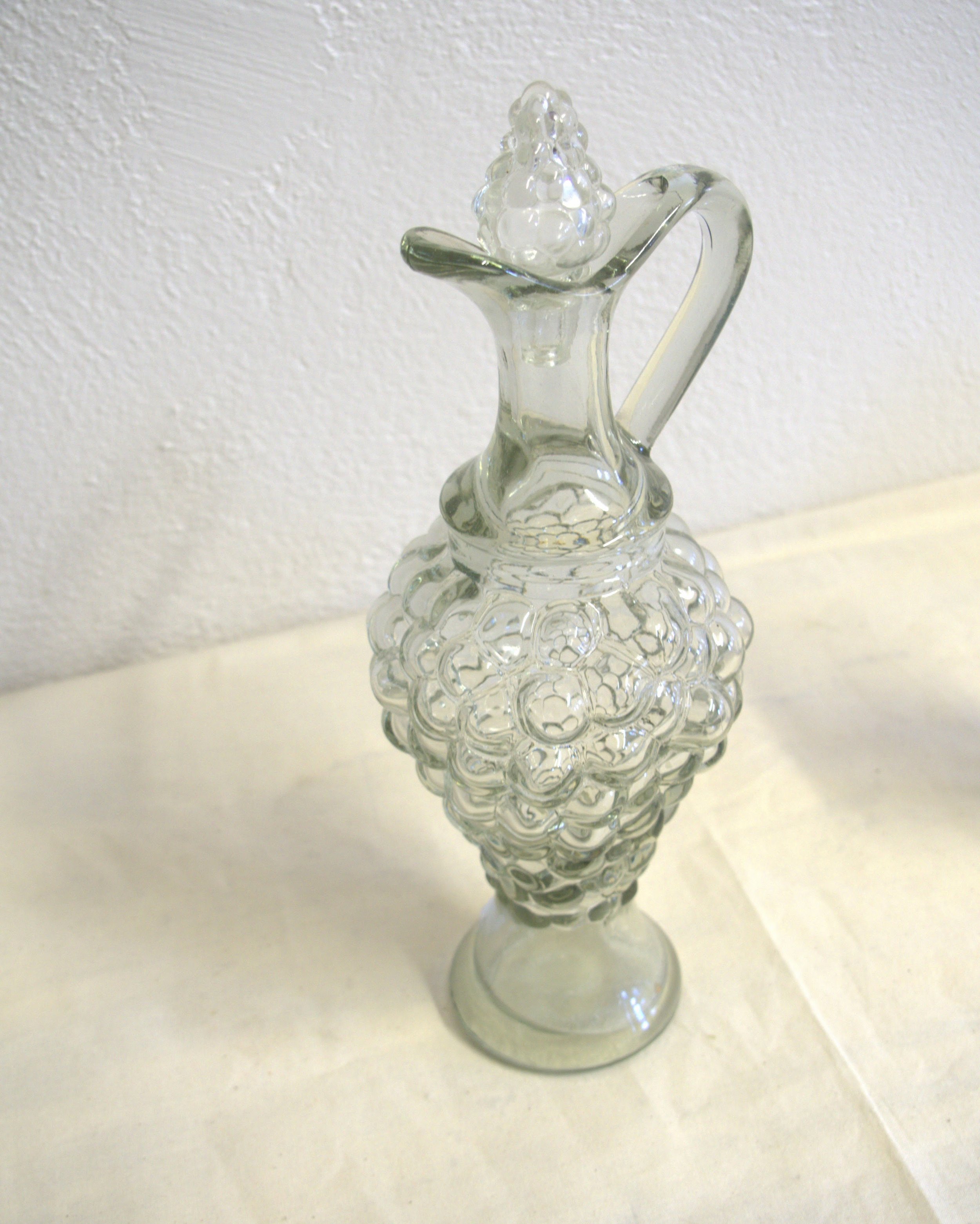 Carafe à anse grappe