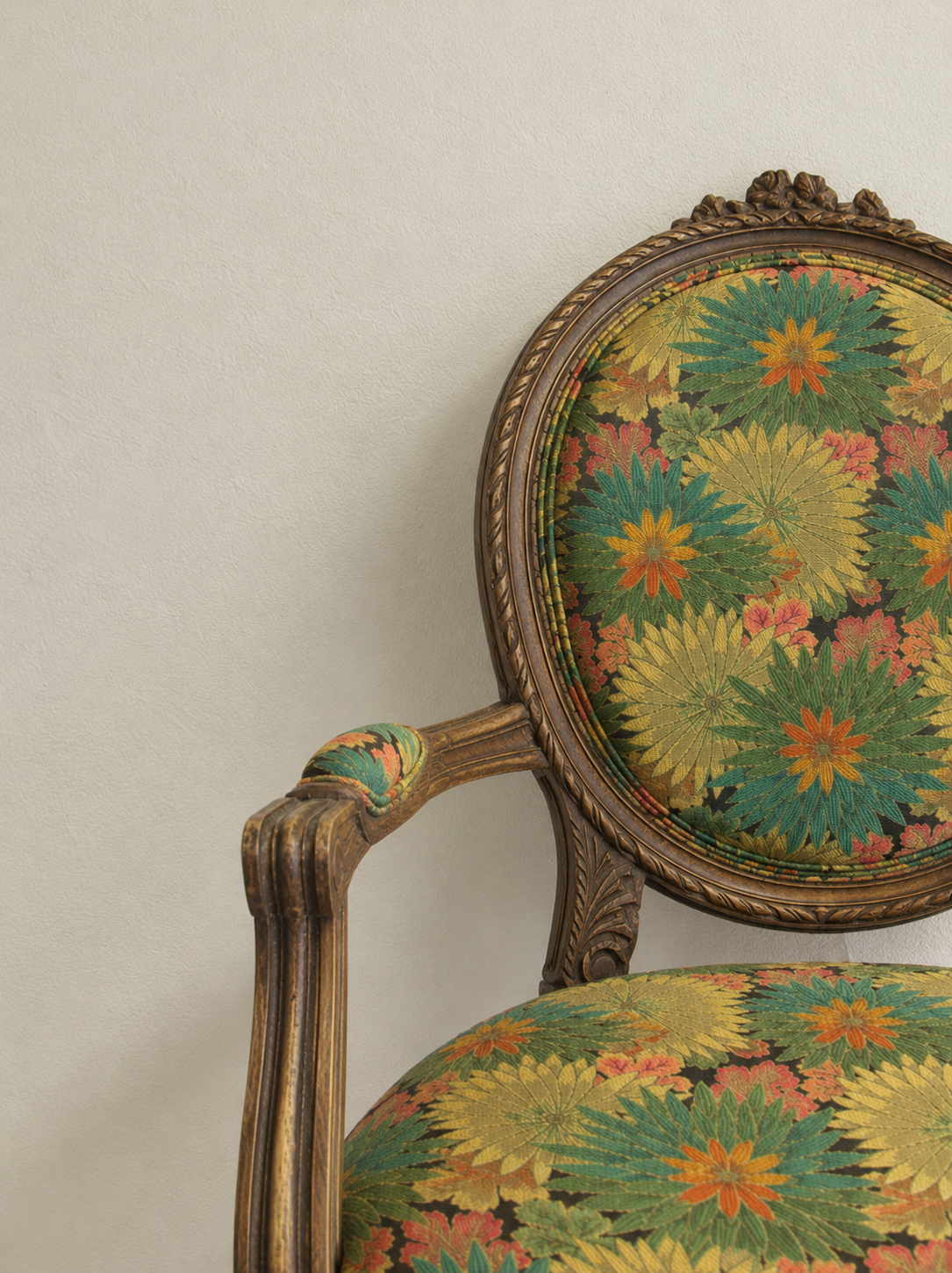 Fauteuil ancien en tapisserie florale.png