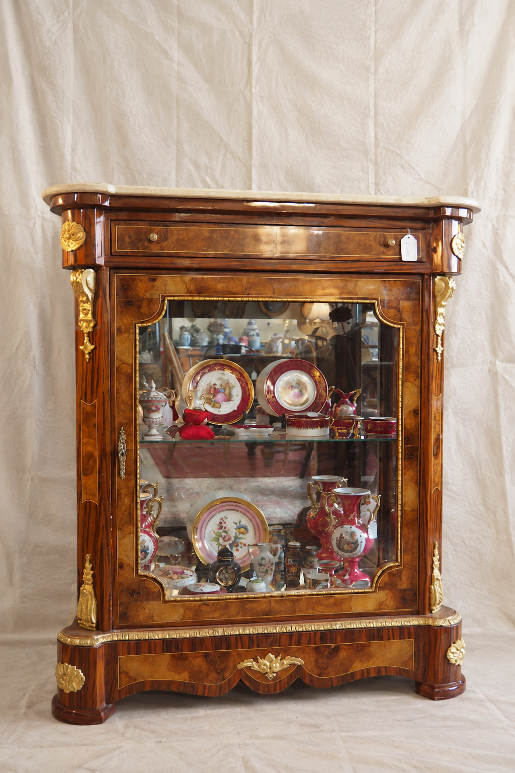 Vitrine ancienne aux porcelaines raffinées.png