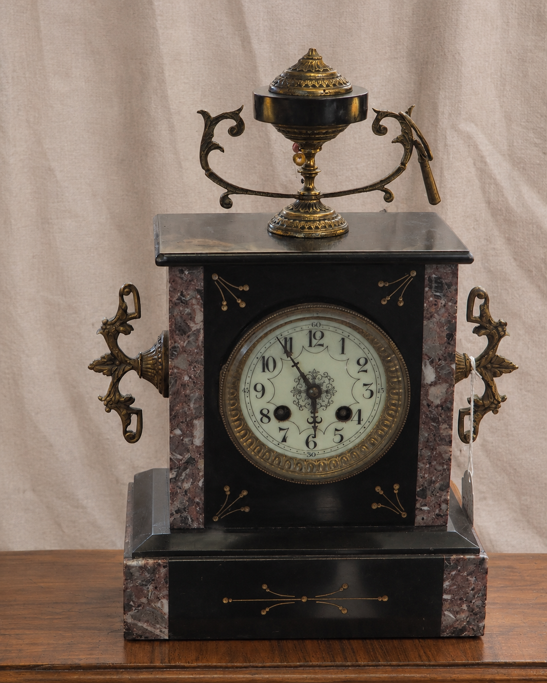 Horloge ancienne sur lin froissé.png