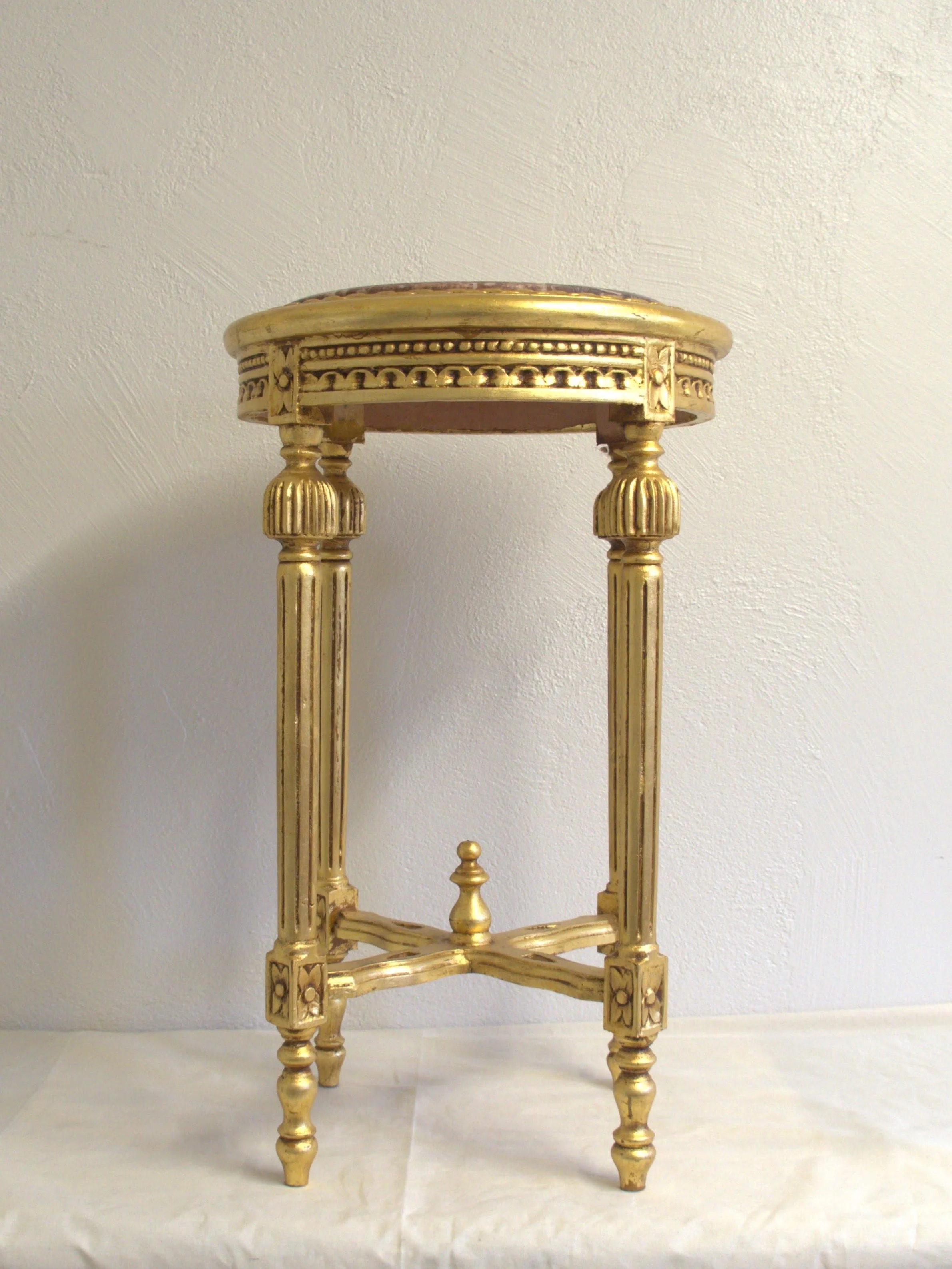 Paire de guéridons dorés et marbre rouge