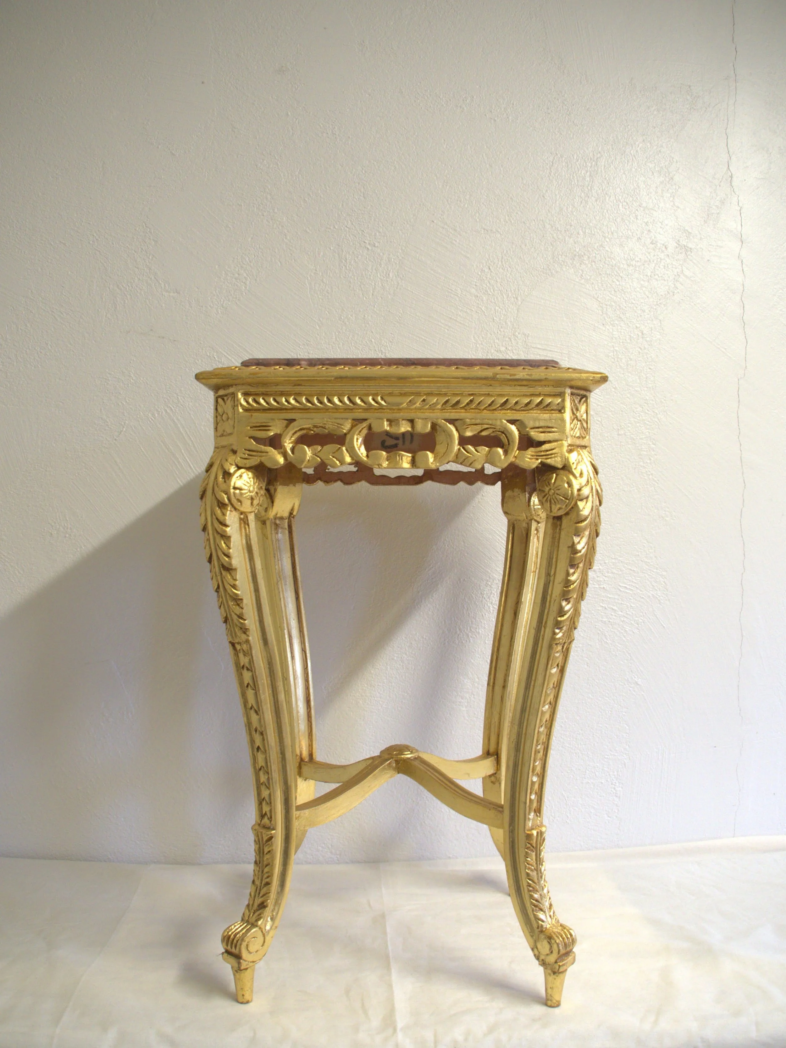 Paire de guéridons dorés carrés et marbre rouge