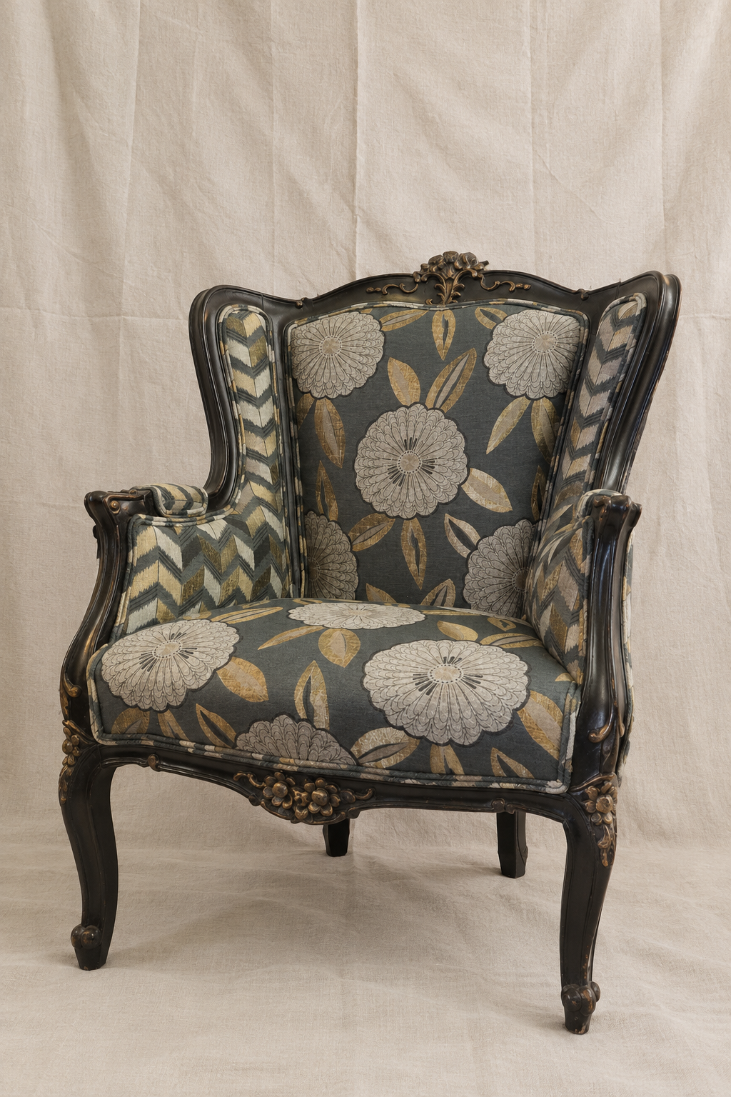 Fauteuil ancien fleuri sur lin beige.png