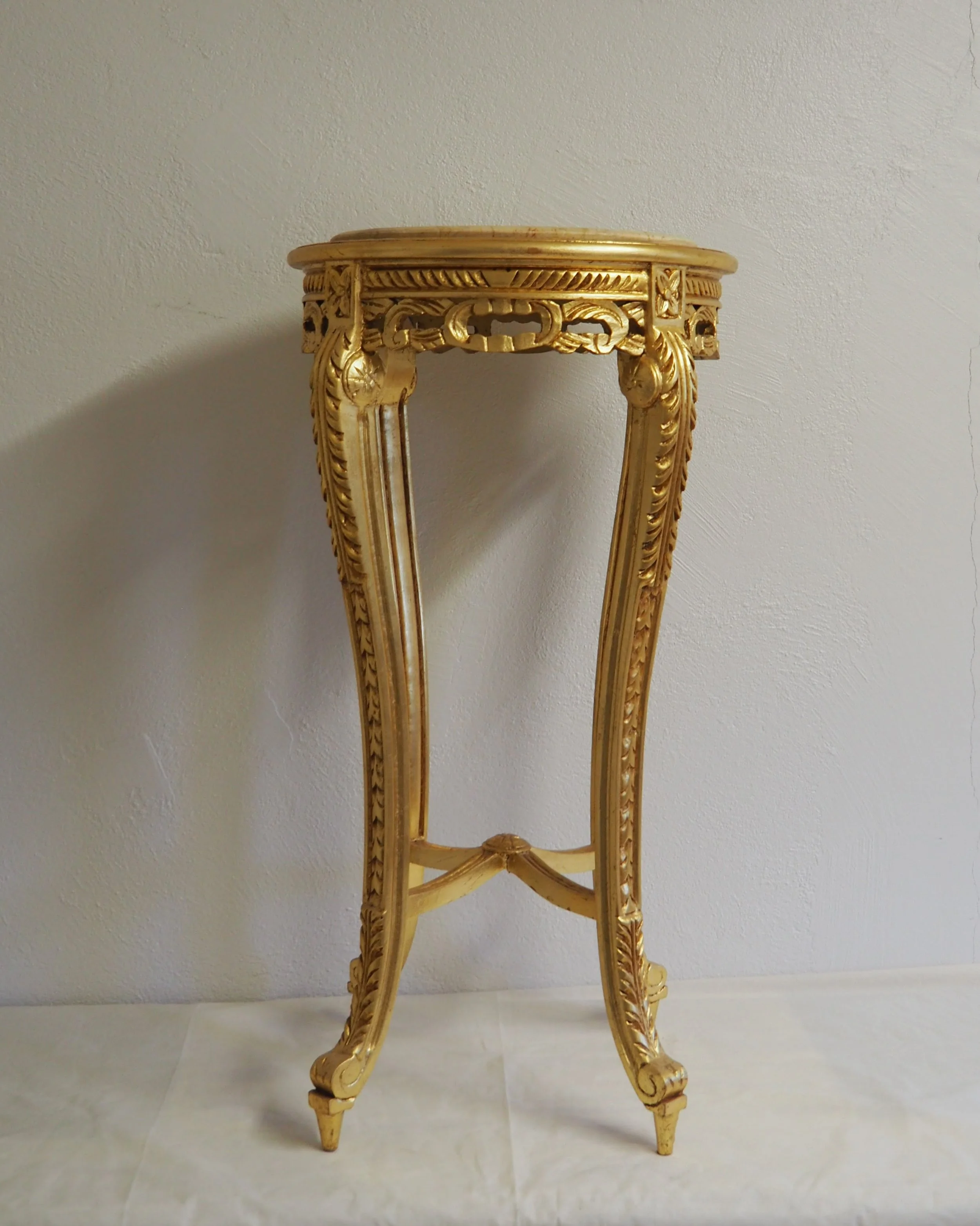 Paire de guéridons dorés et marbre crème