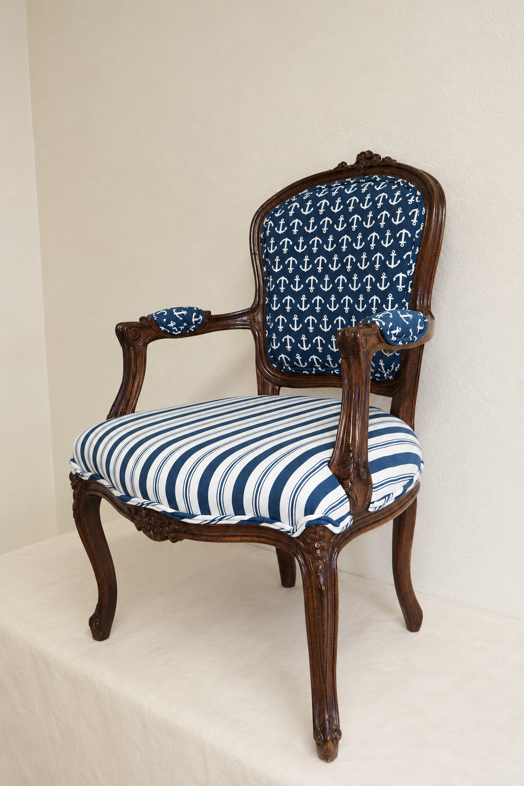 Fauteuil ancien bleu marine et blanc.png