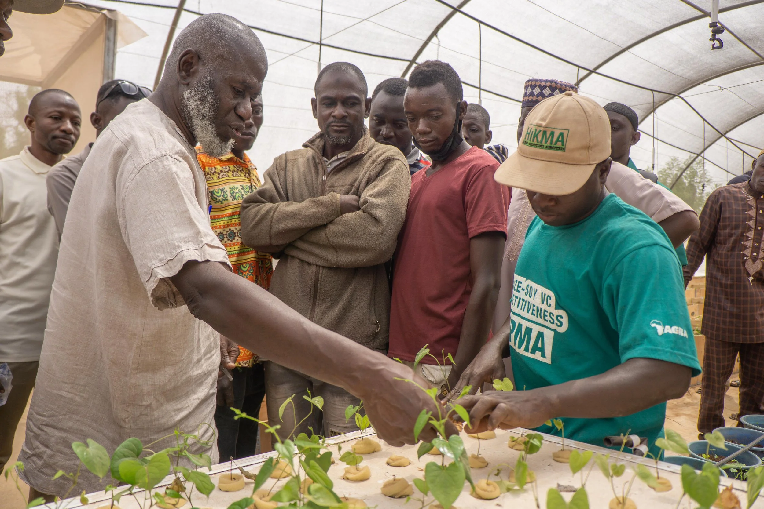 12Amadu demonstraits how aeroponics work to extesion officer.jpg