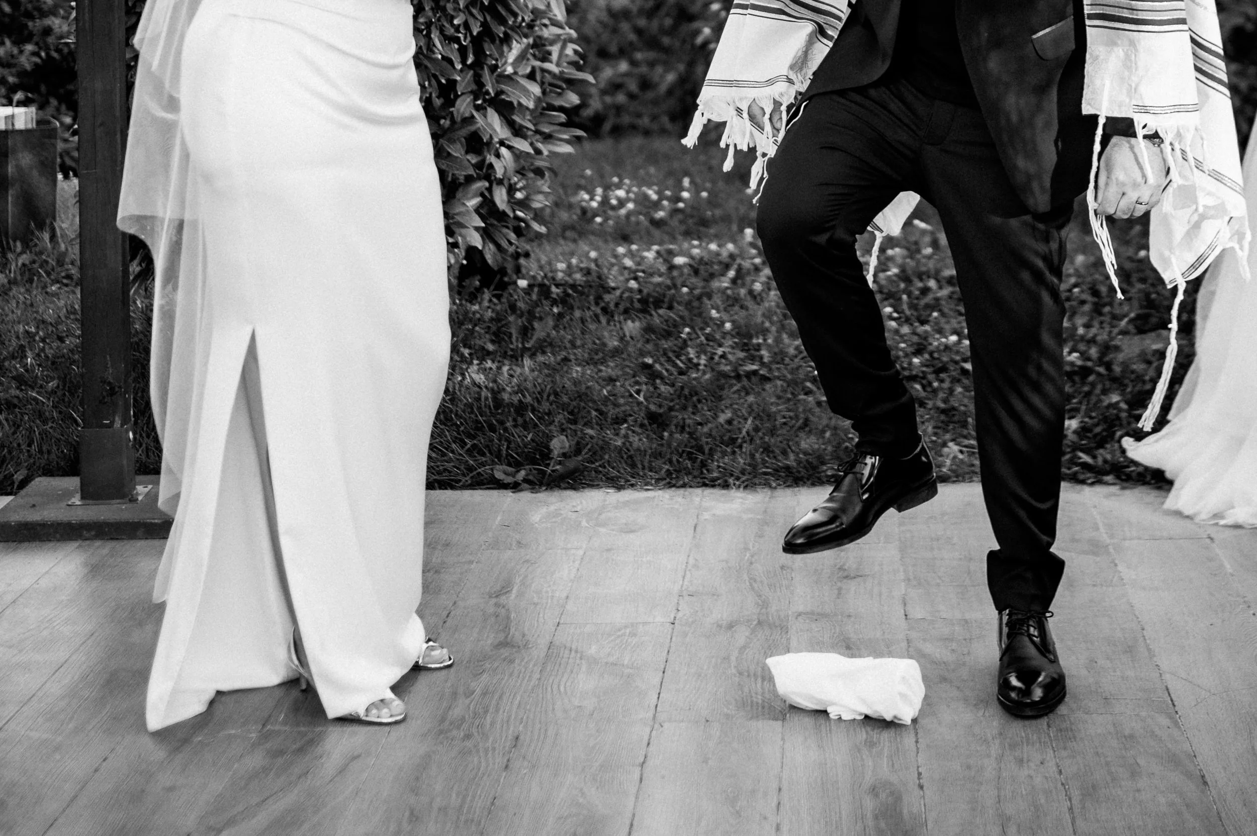 Jewish wedding in countryside by Ihsan Unuvar Budapest based wedding photographer 