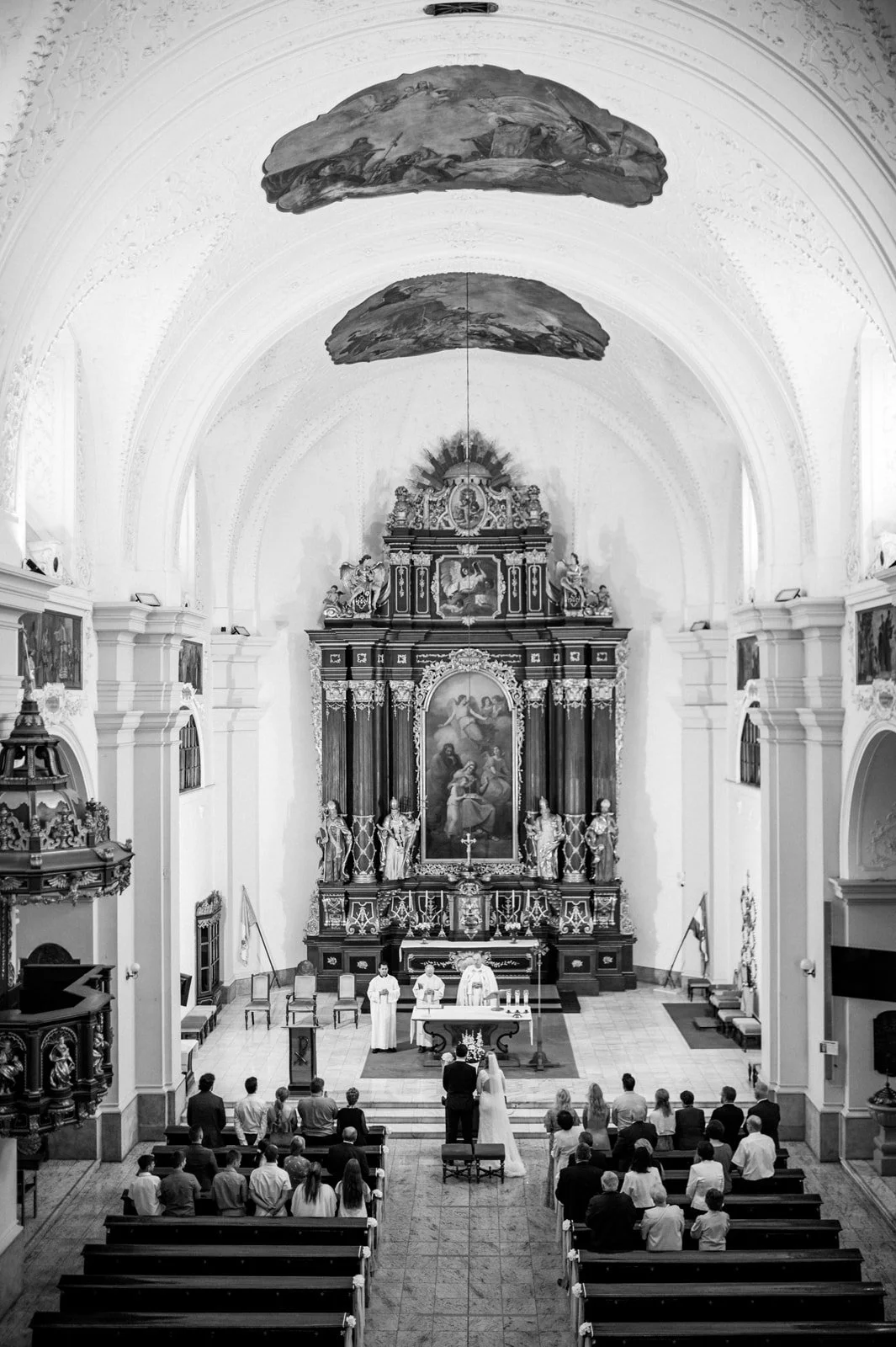 Hungarian church wedding photos by Ihsan Unuvar, Budapest based wedding photographer