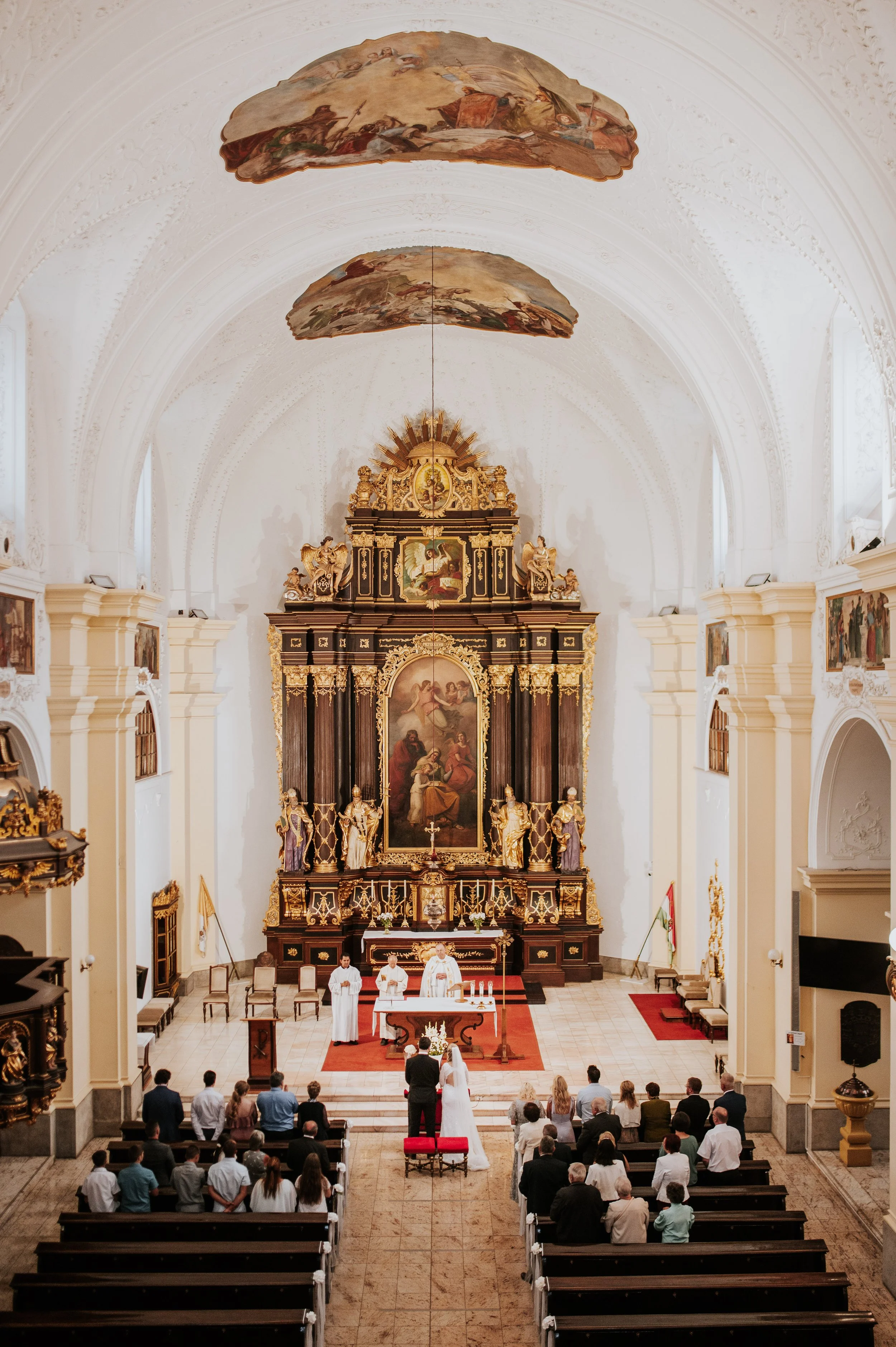 Church wedding in Debrecen by Ihsan Unuvar International wedding photographer