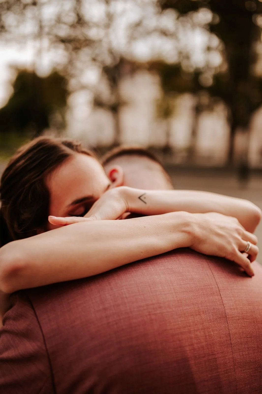 Romantic close up shoot by Ihsan Unuvar, Budapest based wedding photographer