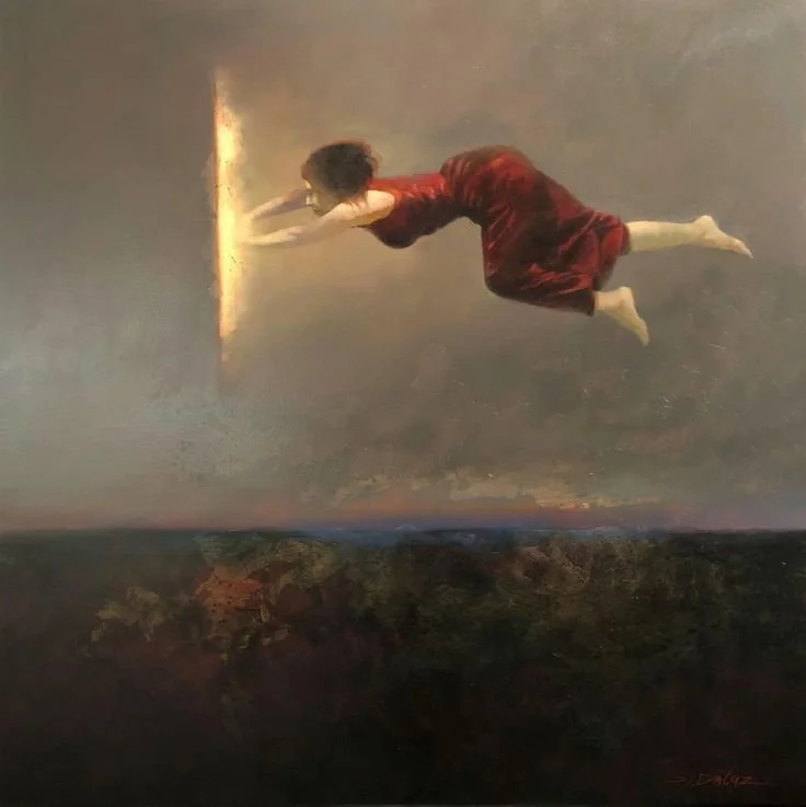 Una persona con un vestido rojo parece flotar en el aire frente a un fondo oscuro y una línea luminosa.