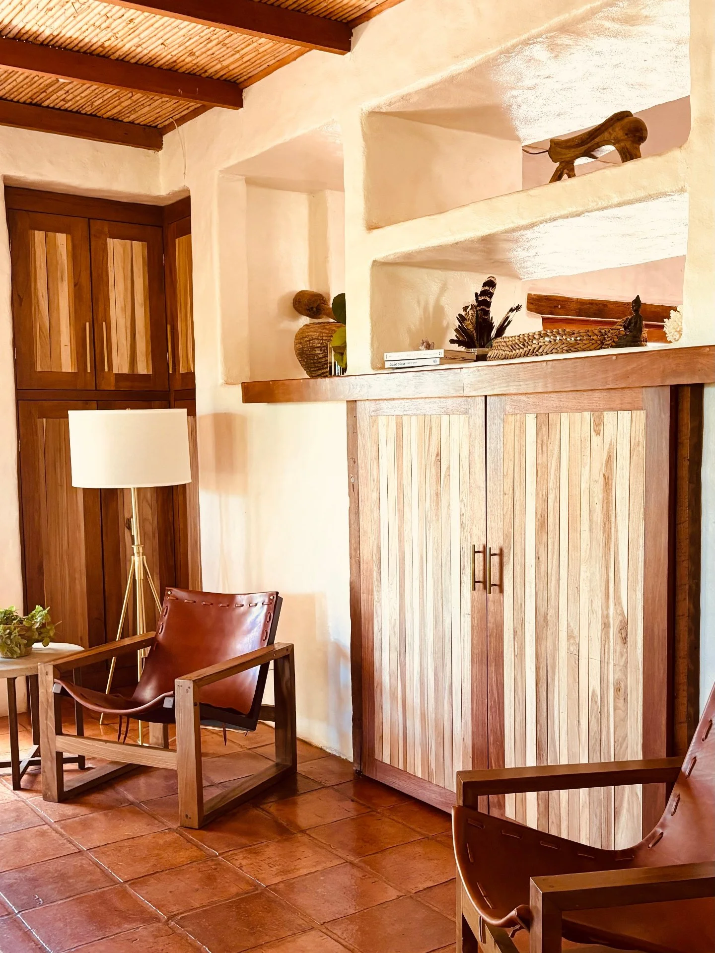 interior-leather-chair-B2NtgYHv.jpg