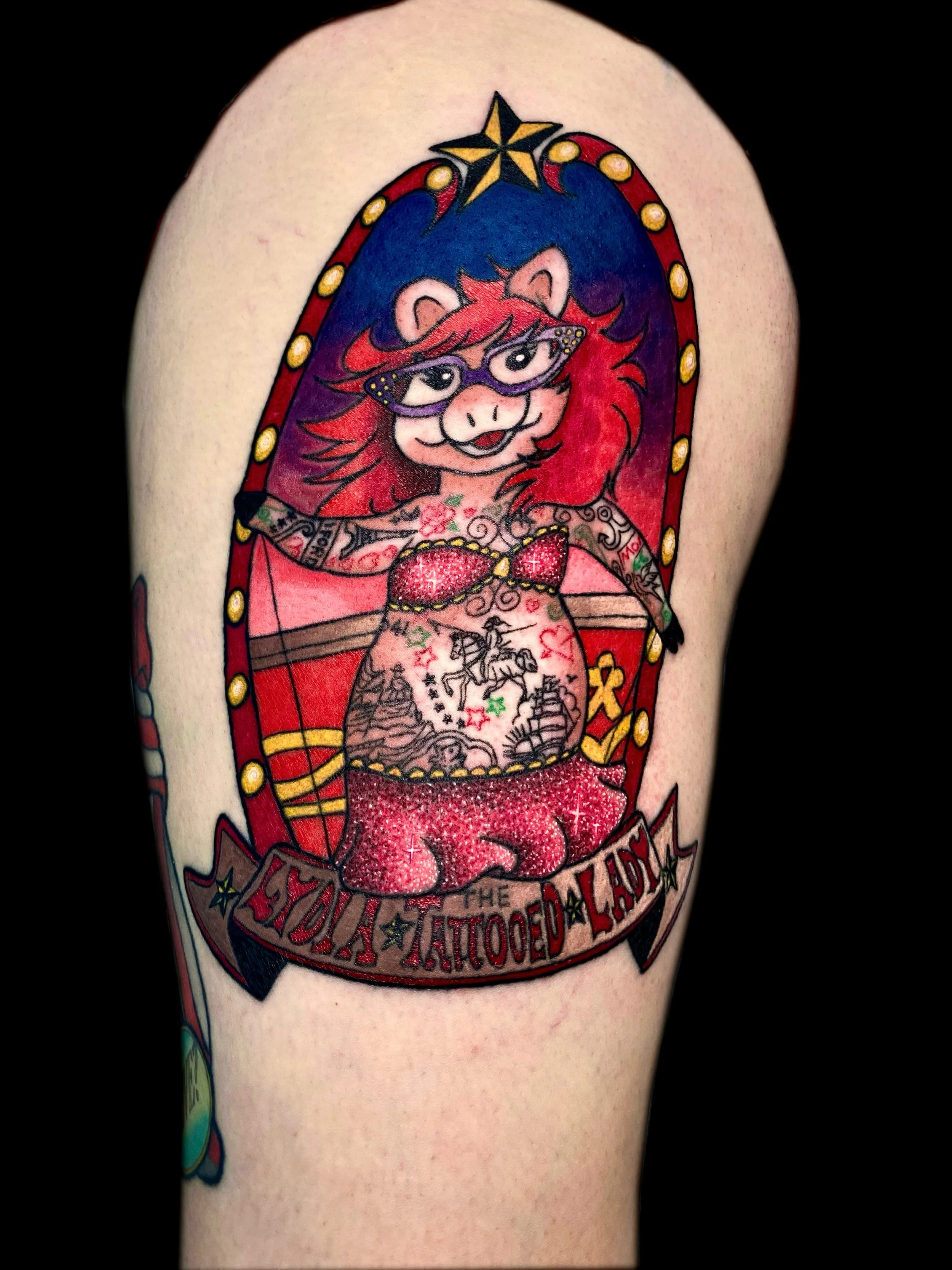 Lydia, The tattooed lady!  Anyone here wants to be all tatted like her? 💃🏻 
BTW, She is not Miss piggy 🐽.
Thank you Crystal for this awesome tattoo!

#glittertattoo #pdxtattoo #oregontattoo #uvtattoo #muppet