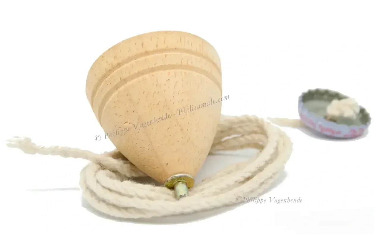 Taiwan - Gan Le - Wooden spinning top
