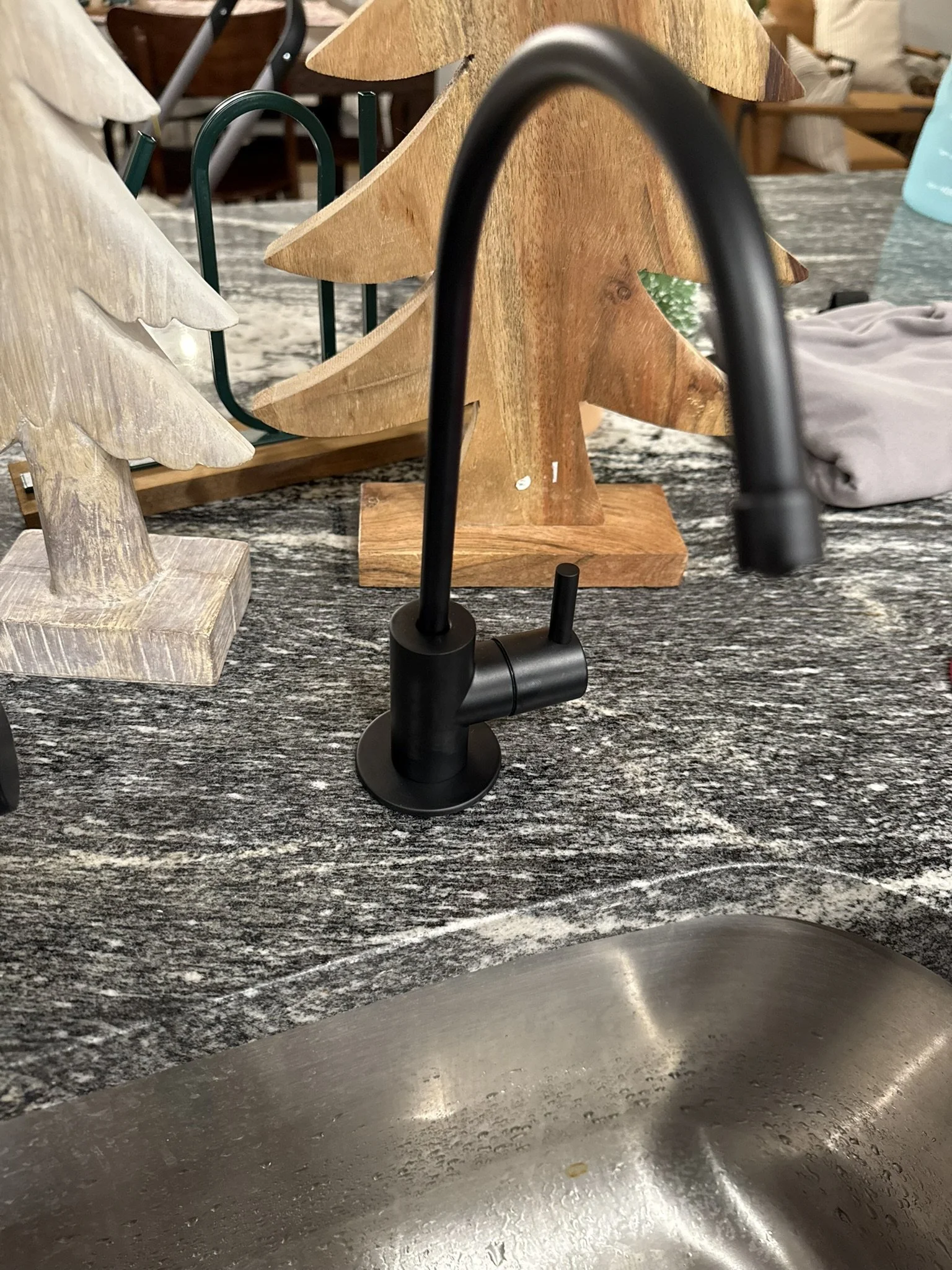 Reverse osmosis water faucet install in stone counter