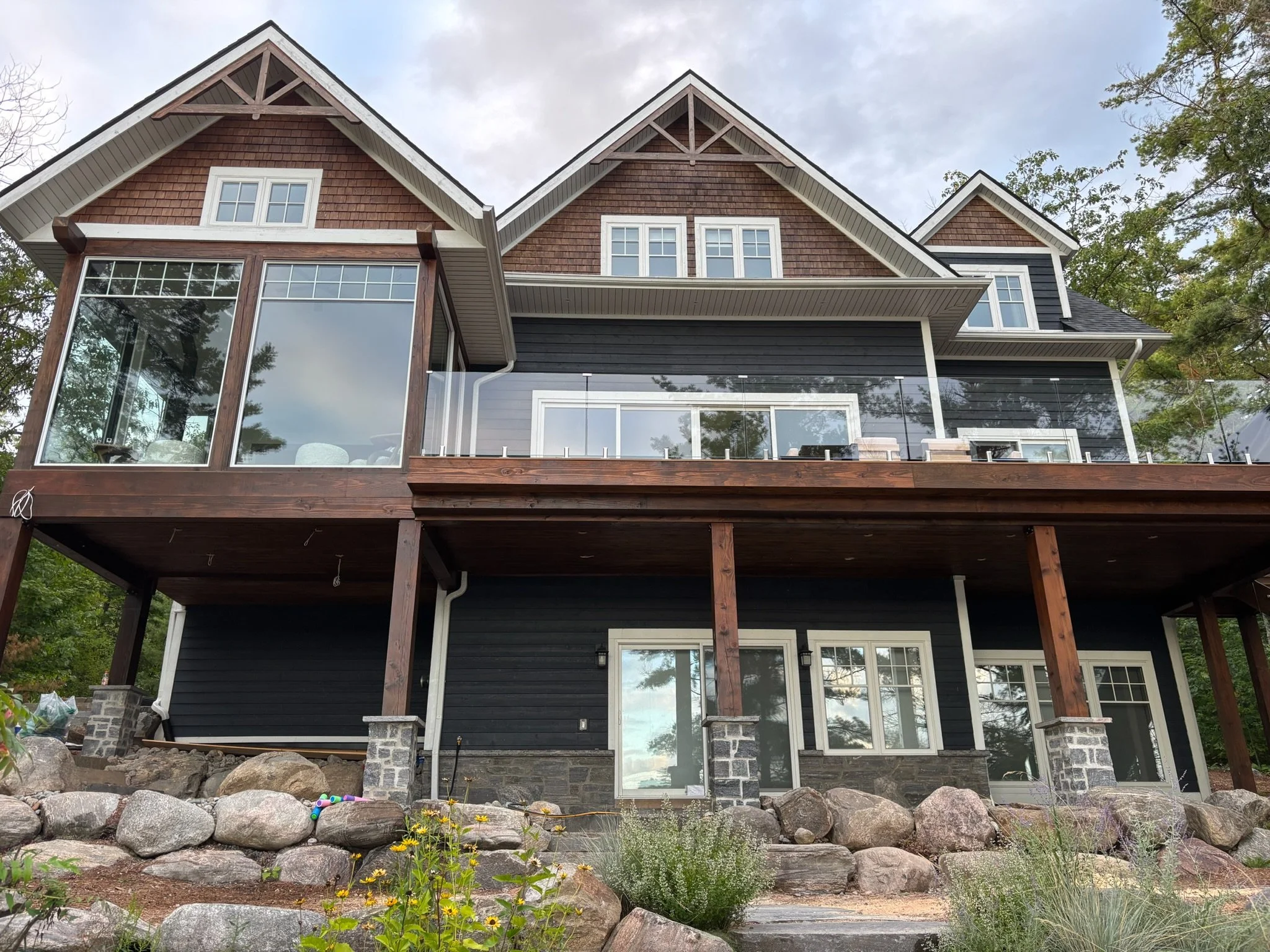 nice view of lake side windows, deck and pillaes.jpeg