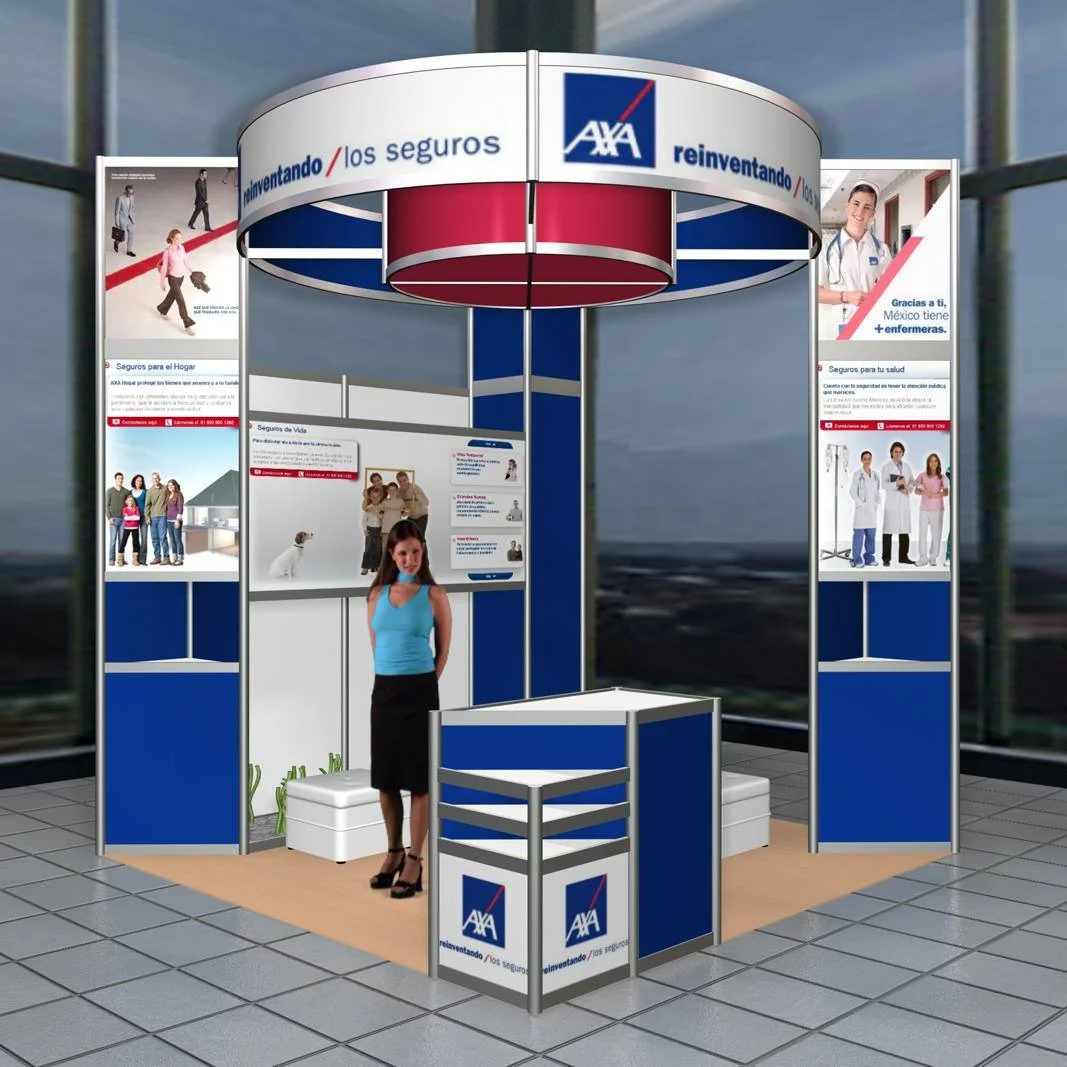 Stand de la compañía AXA en una exposición, con cartelera promocional y un asistente, en un espacio con ventanas grandes y piso de baldosas.