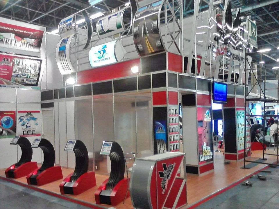 Stand de exhibición de Iberdrola en una feria o exposición, con maquinaria y pantallas digitales.