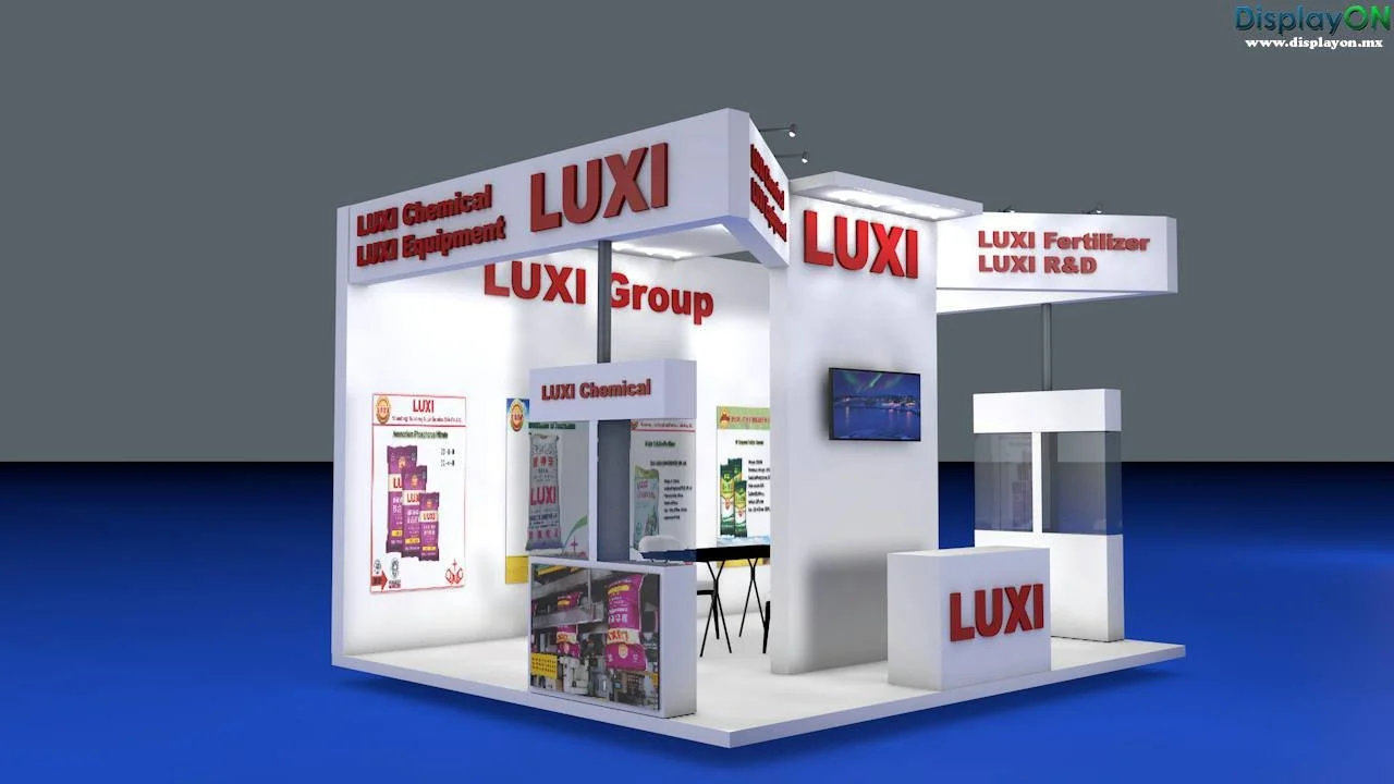 Stand de exhibición de la empresa Luxi con carteles y pantallas, promocionando químicos, fertilizantes y equipo industrial.