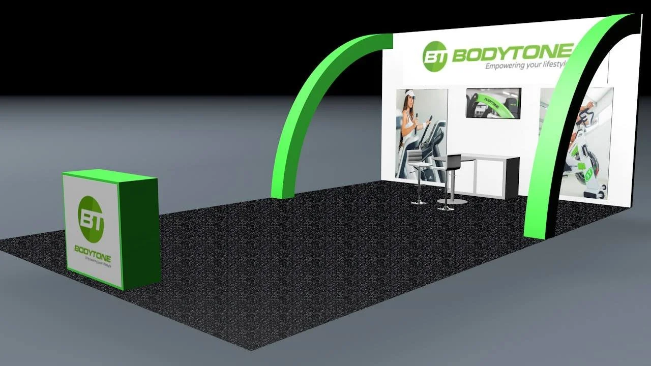 Diseño de un stand de exhibición para la marca Bodytone, con colores verdes, blanco y negro, que incluye una pequeña recepción, una mesa con dos sillas, y una pared con imágenes de equipos de ejercicio.