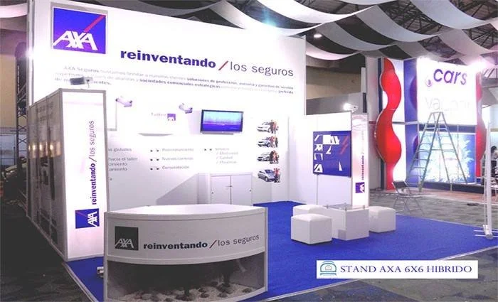 Stand de AXA con mobiliario y pantallas, con letrero que dice reinvntando los seguros, en un evento o feria