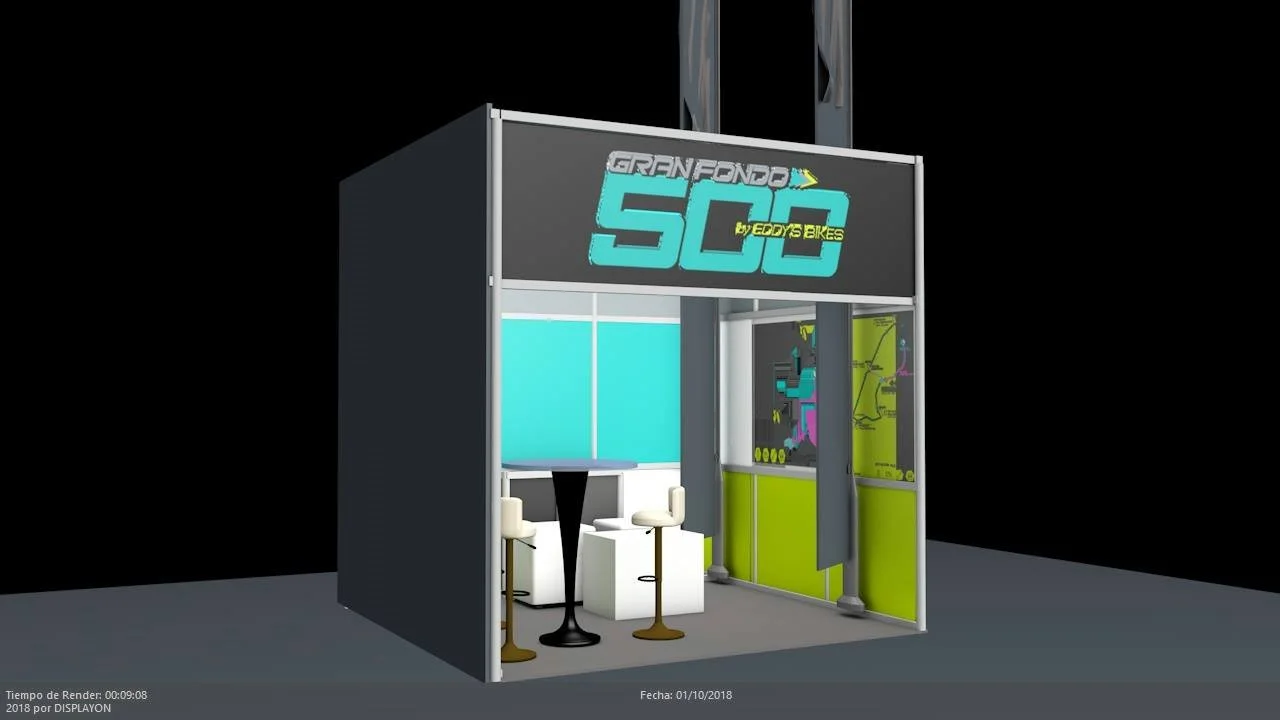 Vista frontal de un stand con cartel que dice 'GRAN FONDO SCOO by EDDY'S BIKES'. Interior con una mesa en forma de 'T', con sillas blancas y decoraciones de bicicleta y mapas en las paredes.