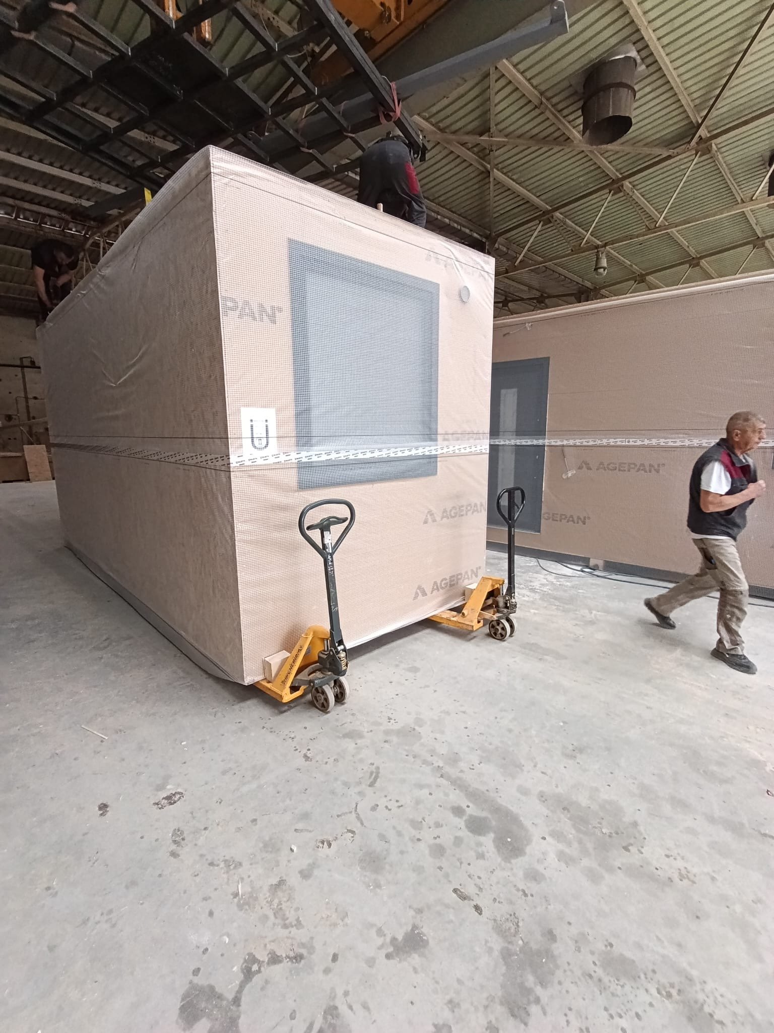 Für den Transport vorbereitetes Bauteil eines modularen Gebäudes