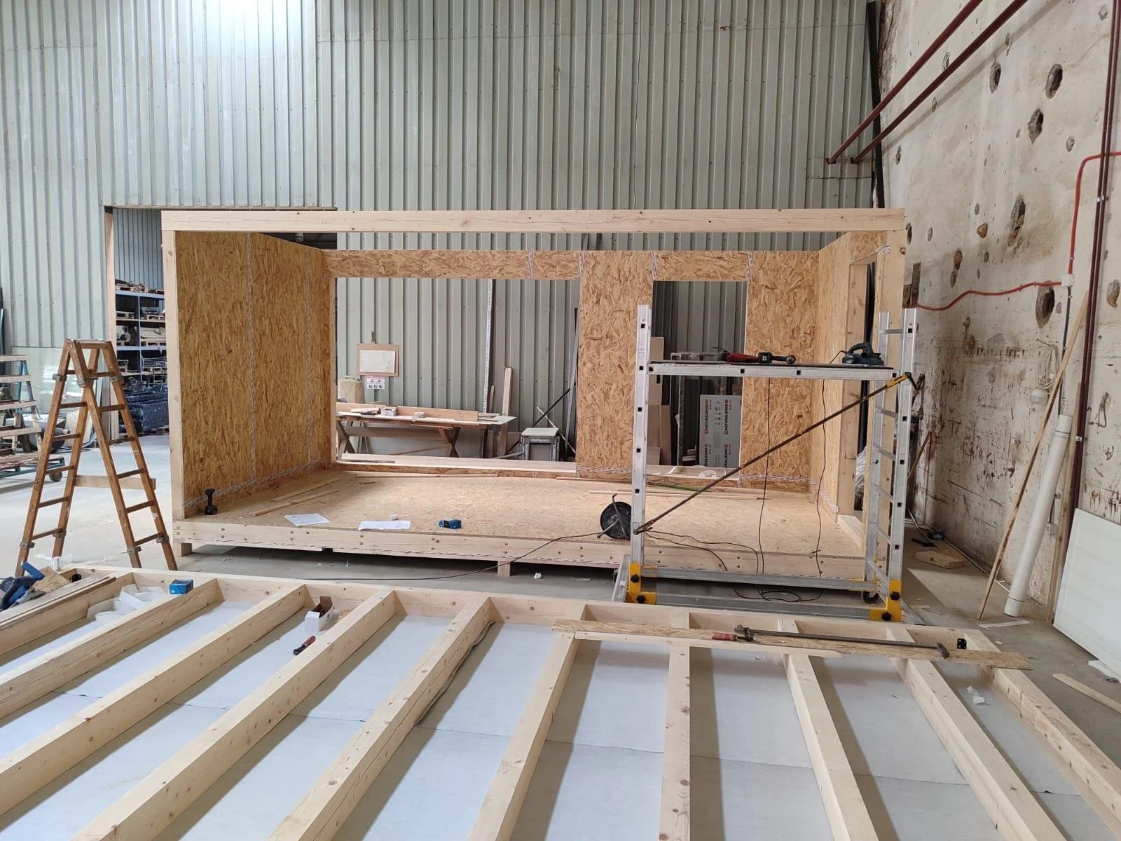 Innenausbau eines Holzmoduls während der Vorfertigung