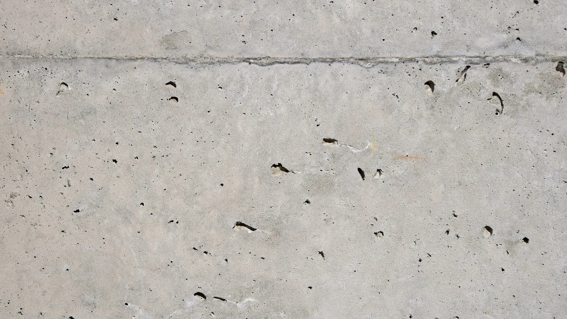 Sichtbetonwand mit natürlicher Poren- und Oberflächenstruktur