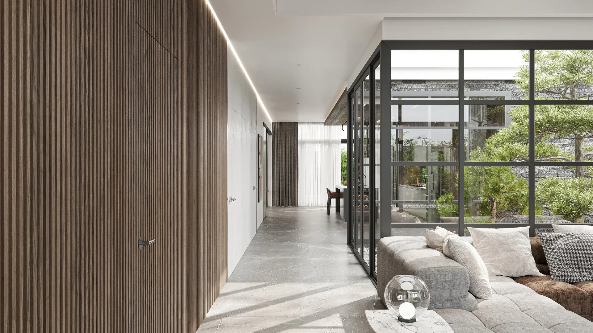 Moderner Wohnraum mit grauem Sofa, Holzverkleidung und großen Gartenfenstern