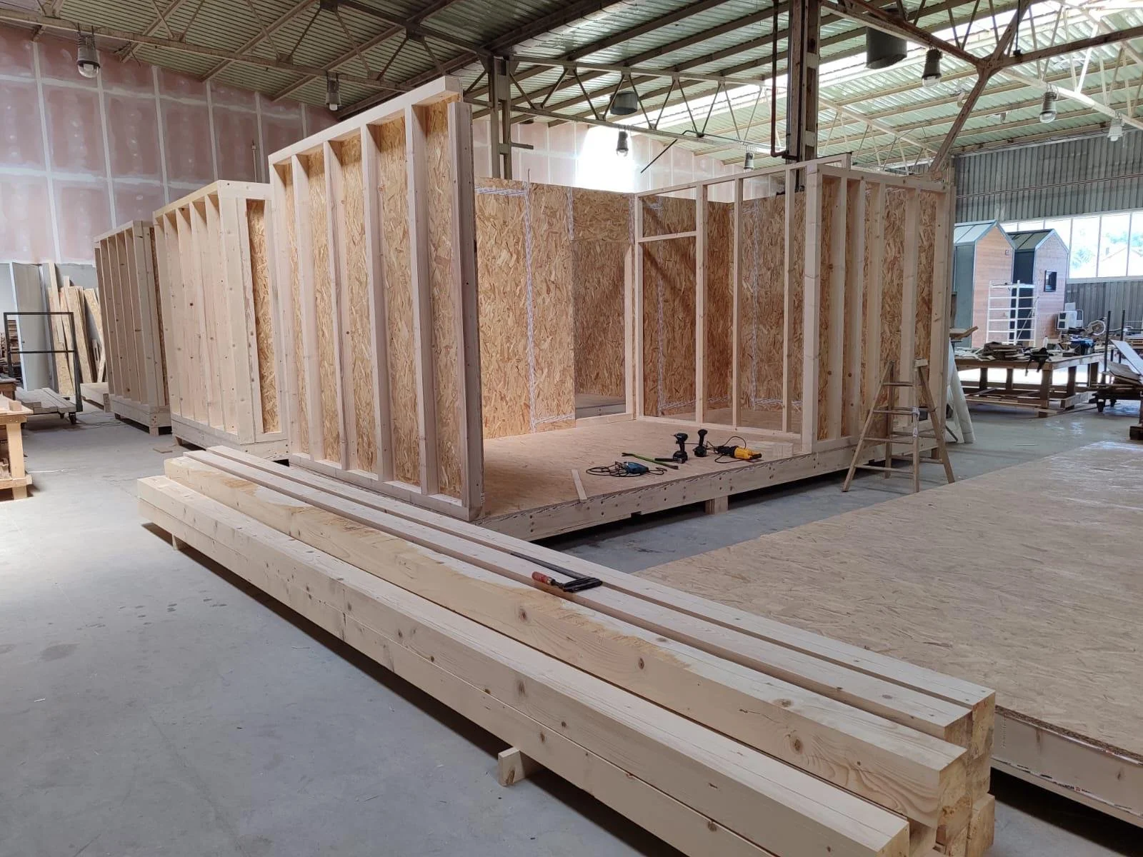 Vorfertigung einer modularen Holzkonstruktion in der Produktionshalle