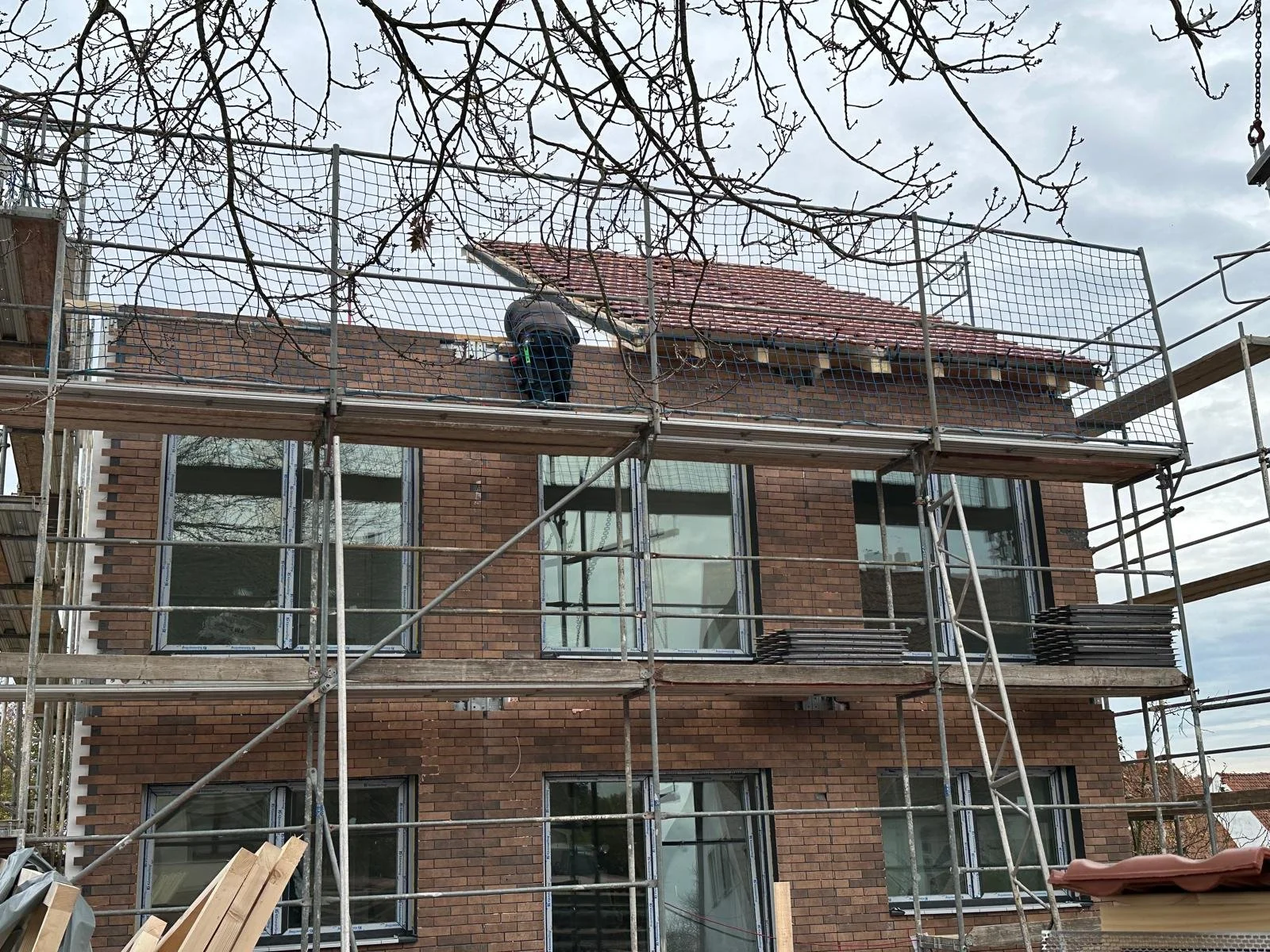 Mehrgeschossiges Gebäude während der modularen Bauausführung