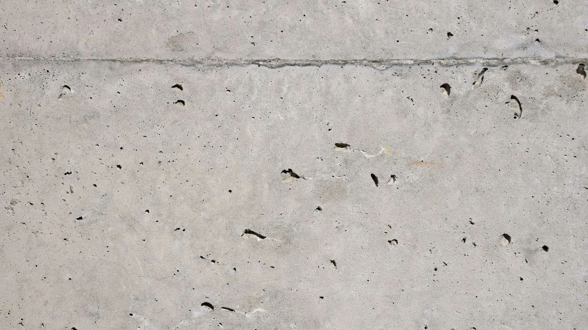 Sichtbetonwand mit natürlicher Porenstruktur für moderne Architektur
