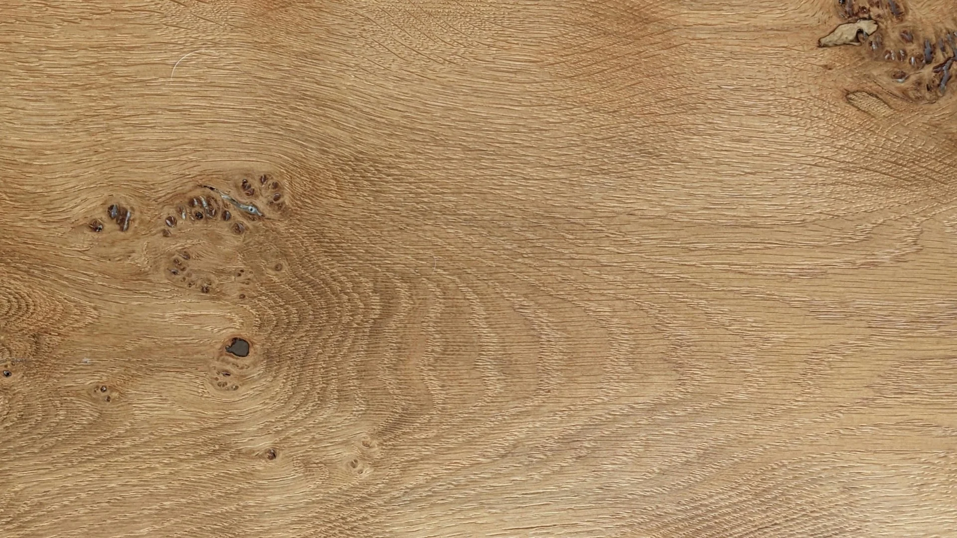 Holzplatte mit natürlicher Maserung und Aststruktur als Baumaterial