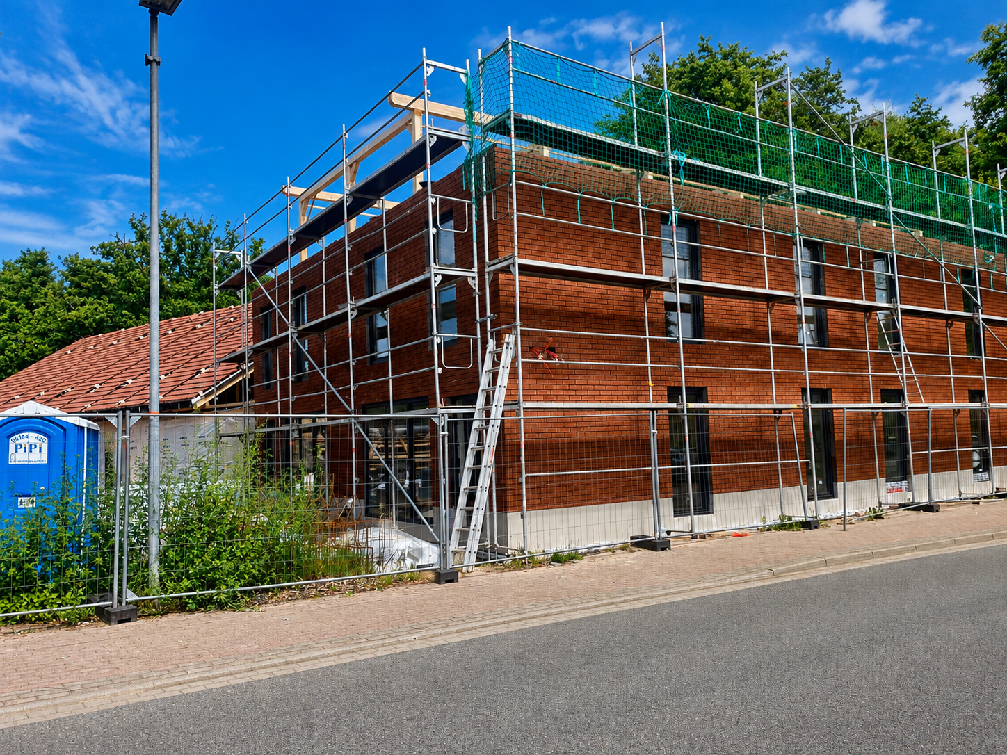 Baustellenaufnahme der Wohnanlage Hützeler Damm in Bispingen während der Rohbau- und Fassadenarbeiten