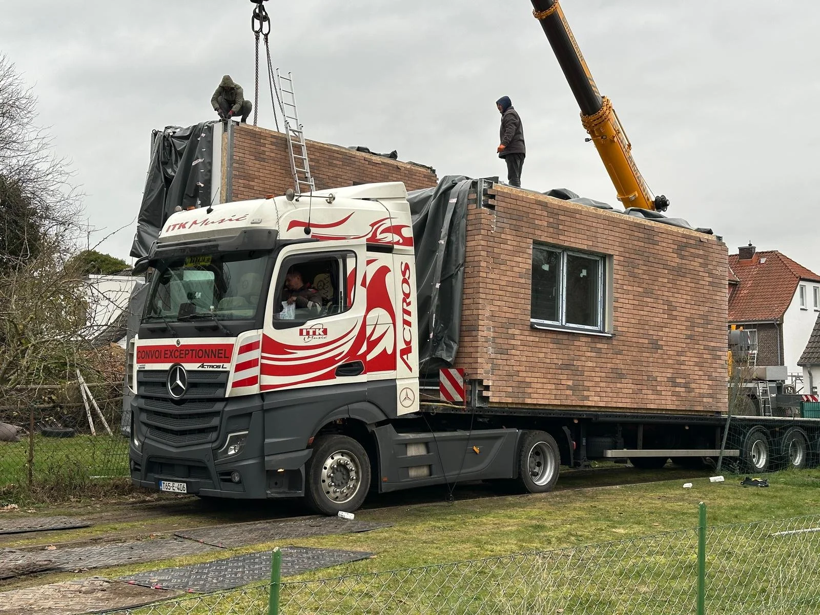 Transport eines vorgefertigten Holzmoduls zur Baustelle