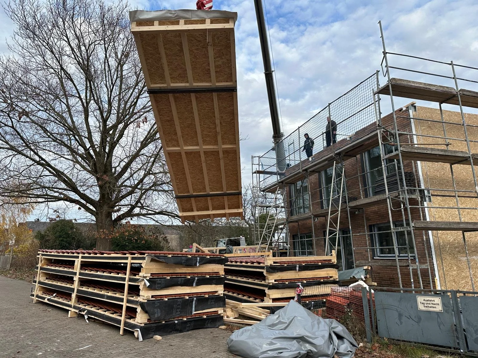 Montage eines modularen Holzgebäudes auf der Baustelle