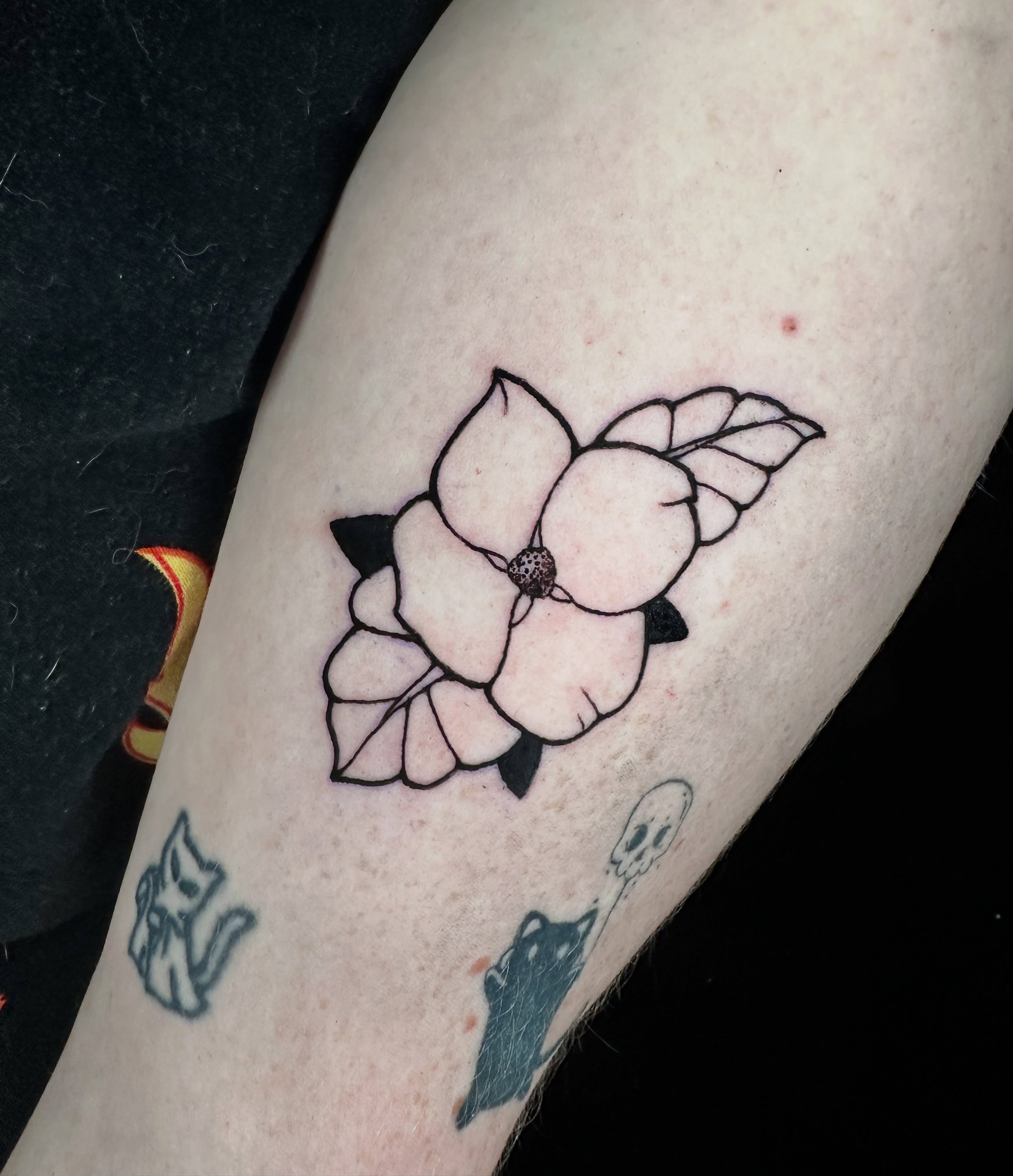 Apprentice tattoo two! Thank you so much for the trust Jayce ❤️💫 

Jayce was looking to celebrate his wedding recently and wanted a hydrangea flower. Instead of tattooing the entire bundle of petals, I chose to design and accentuate one single flowe