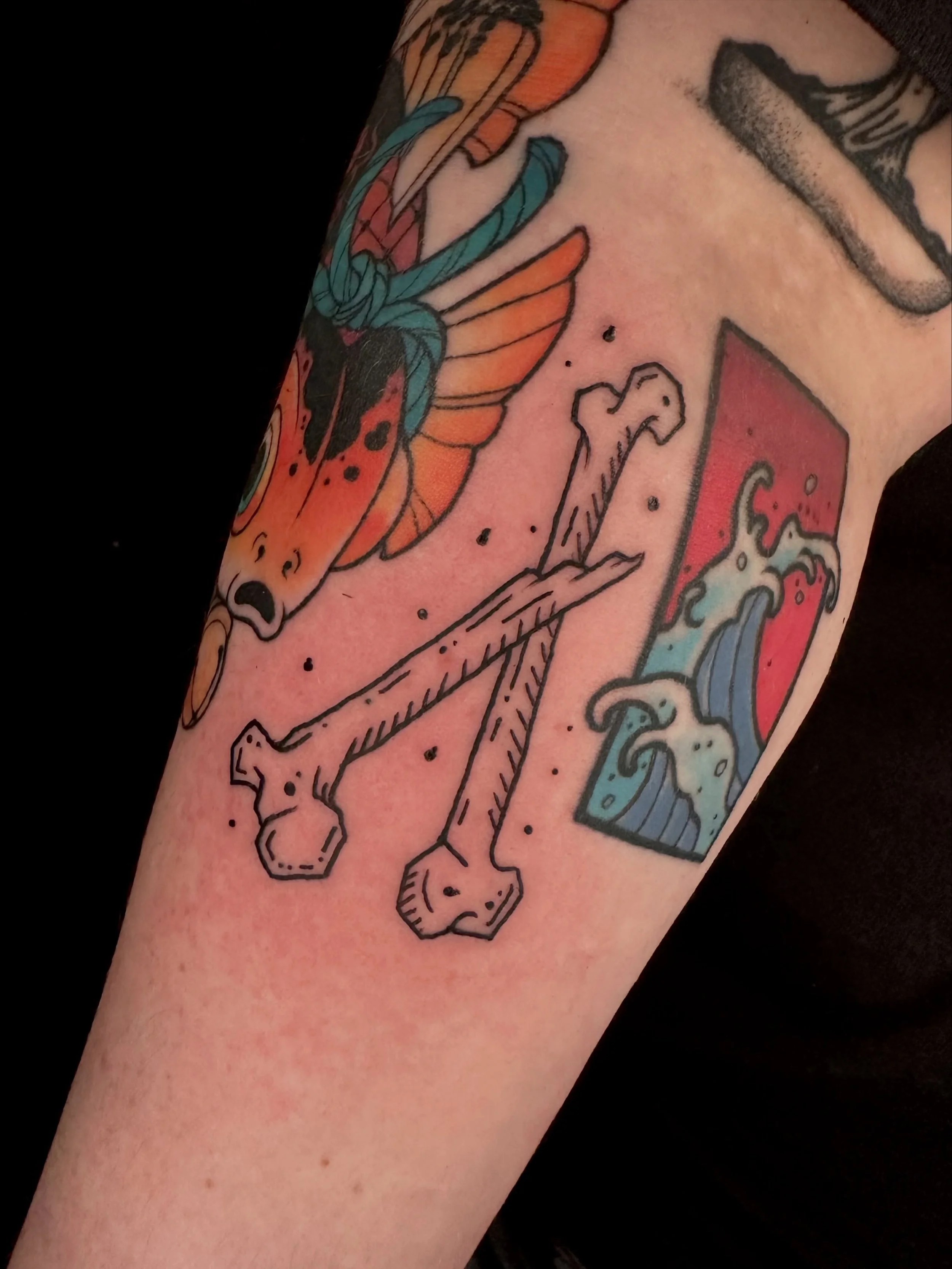 Apprentice tattoo #17 (?) is all done and I got the chance to draw a custom gap filler! 

My client had a space between two tattoos (both done by @mashu.ink) that they wanted filled with something that filled up the gap and still had a spooky/Hallowe
