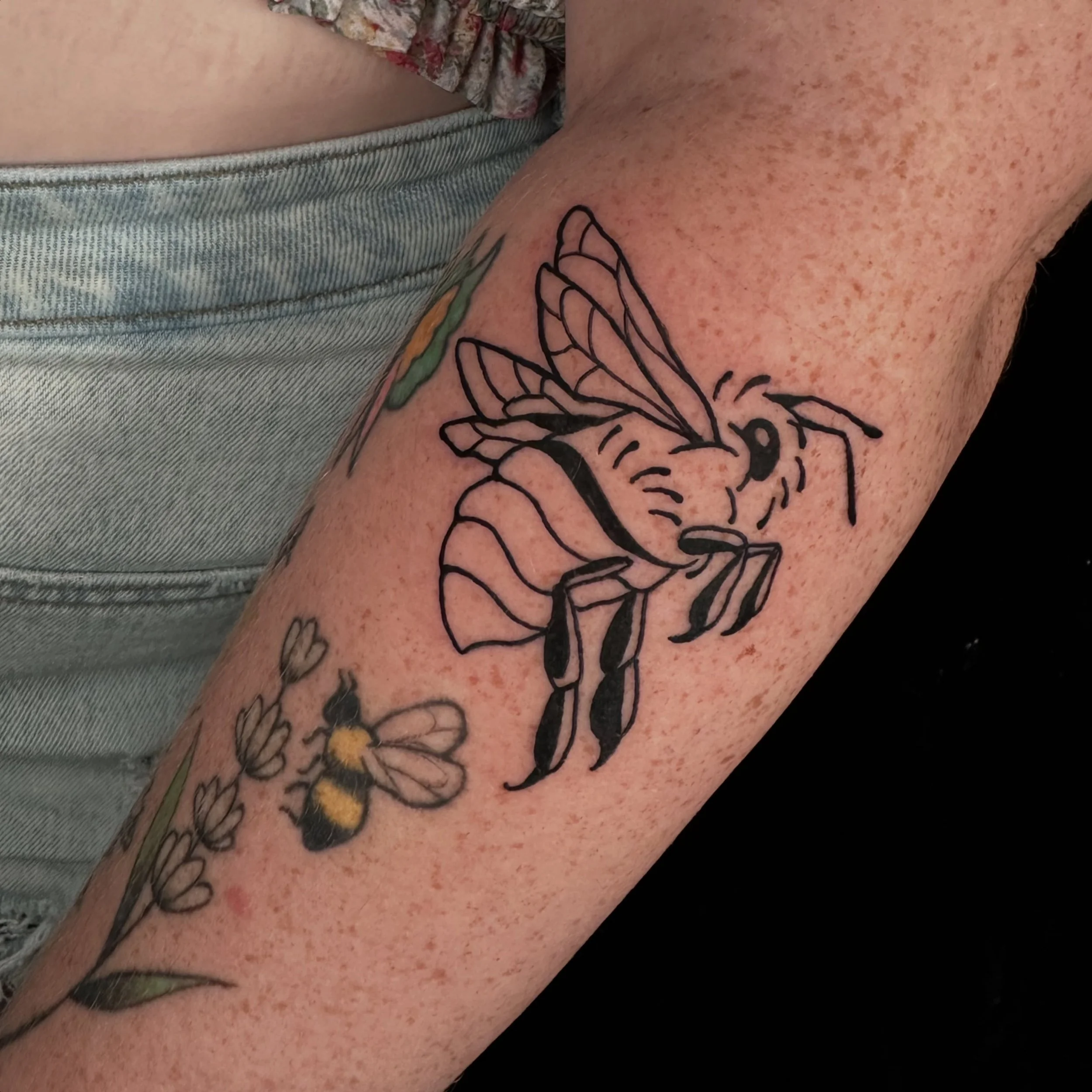 Simple bee for Kelsey! She wanted to add on to her pollinator sleeve 🐝. It was super fun drawing up this little design and BEEing able to do it. 

If you have BEEn (okay I&rsquo;ll stop) seeing my tattoos and want to get one yourself make sure to ch