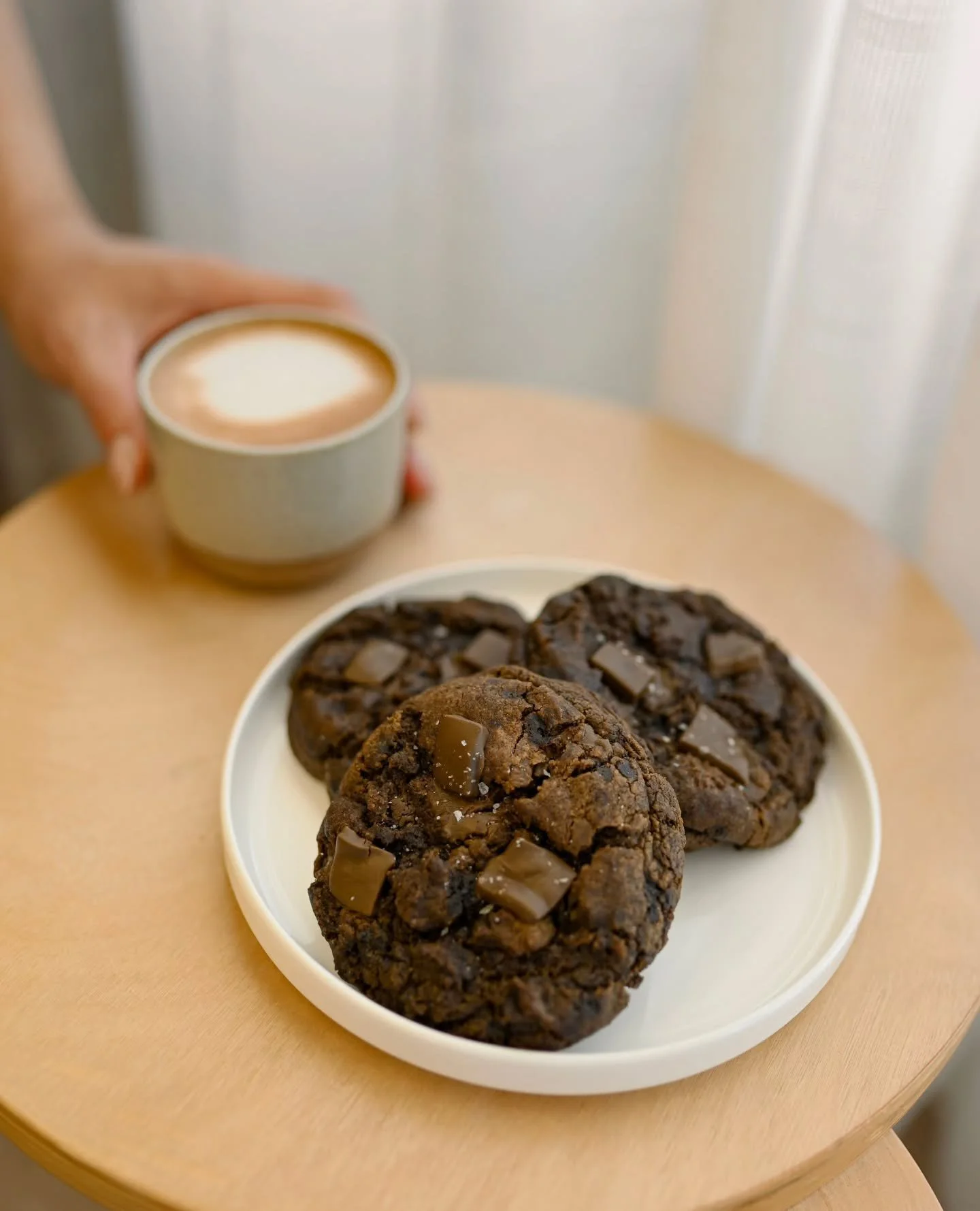 hojicha 🤎

our hojicha cookies are on the menu this month! hojicha brown butter dough with hojicha-infused callebaut gold (caramelized white chocolate). 

like cozying up with a hot cup of tea but in cookie form. 🍵🍪 

#hojicha #sfeats #sffoodie #b