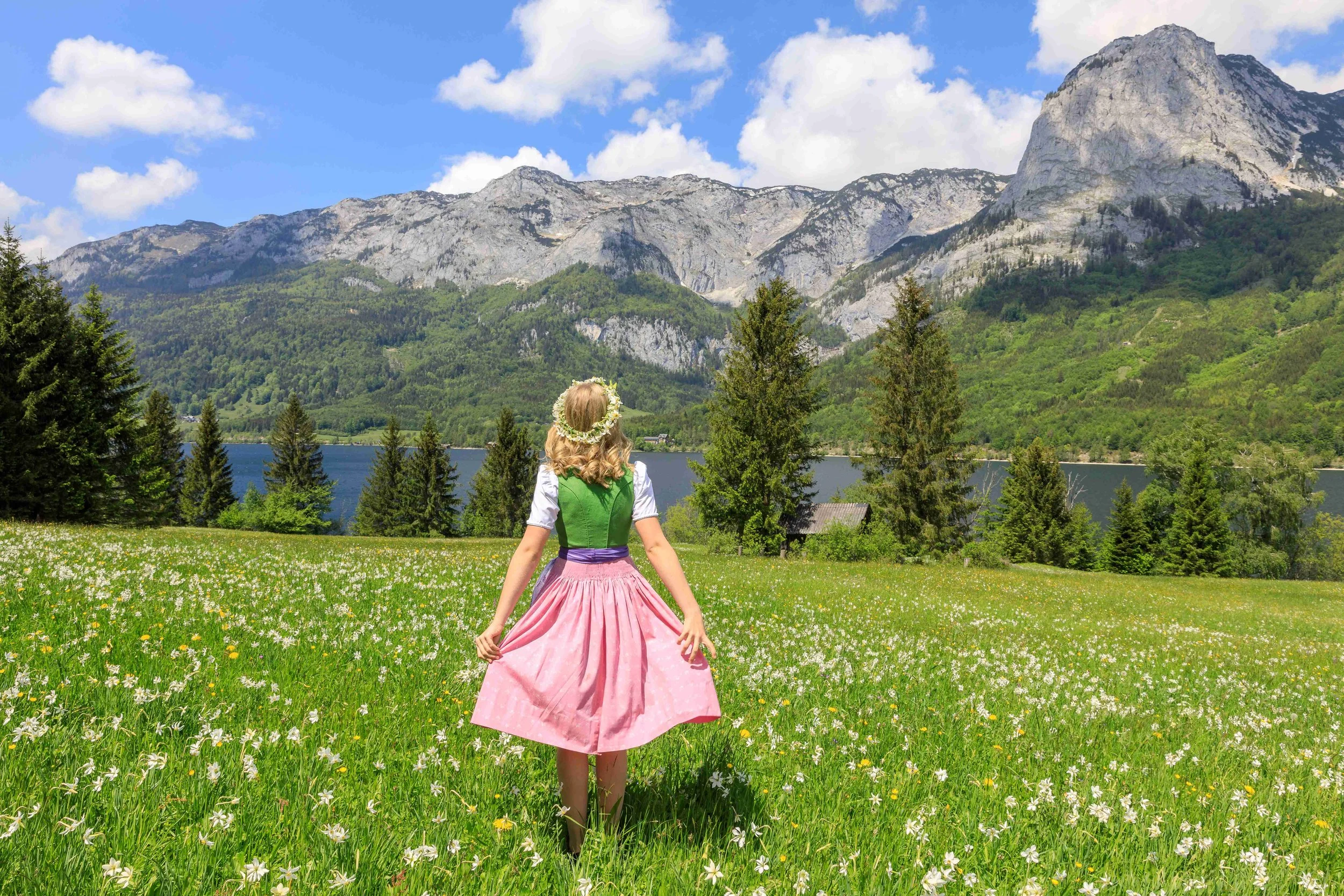 Madchen auf Narzissenwiese in Grundlsee c Martin Huber.jpg