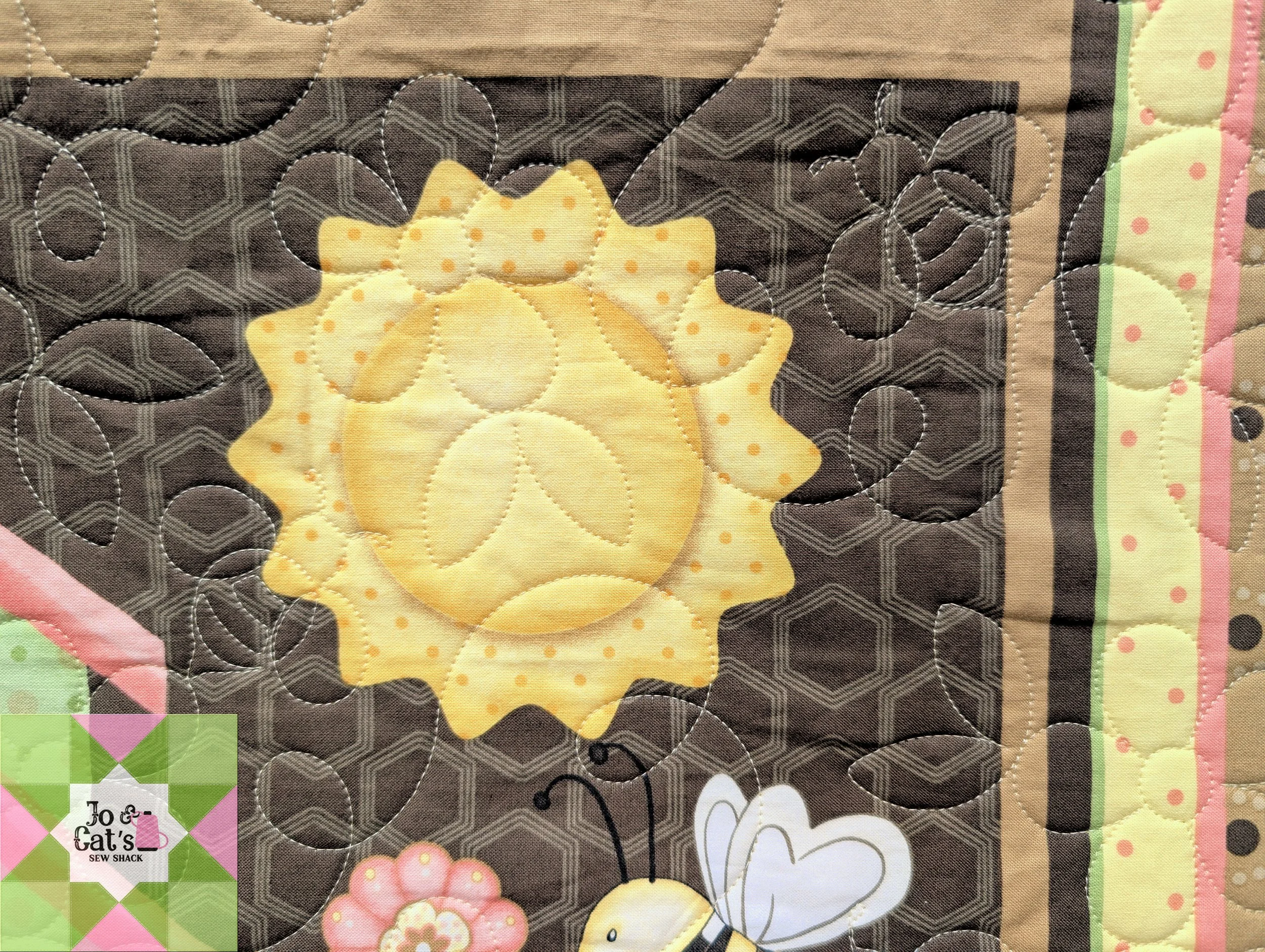 059 Bee Panel Quilt_03.jpg