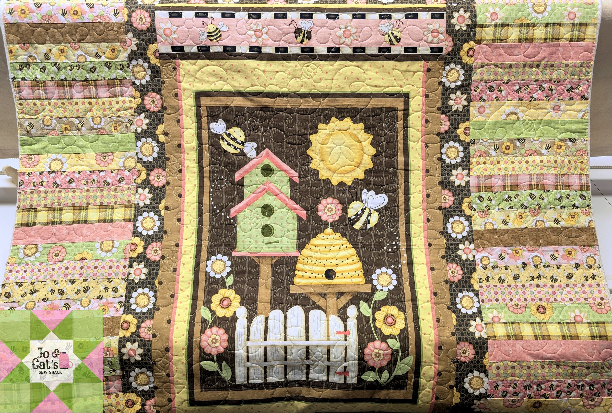 059 Bee Panel Quilt_02.jpg
