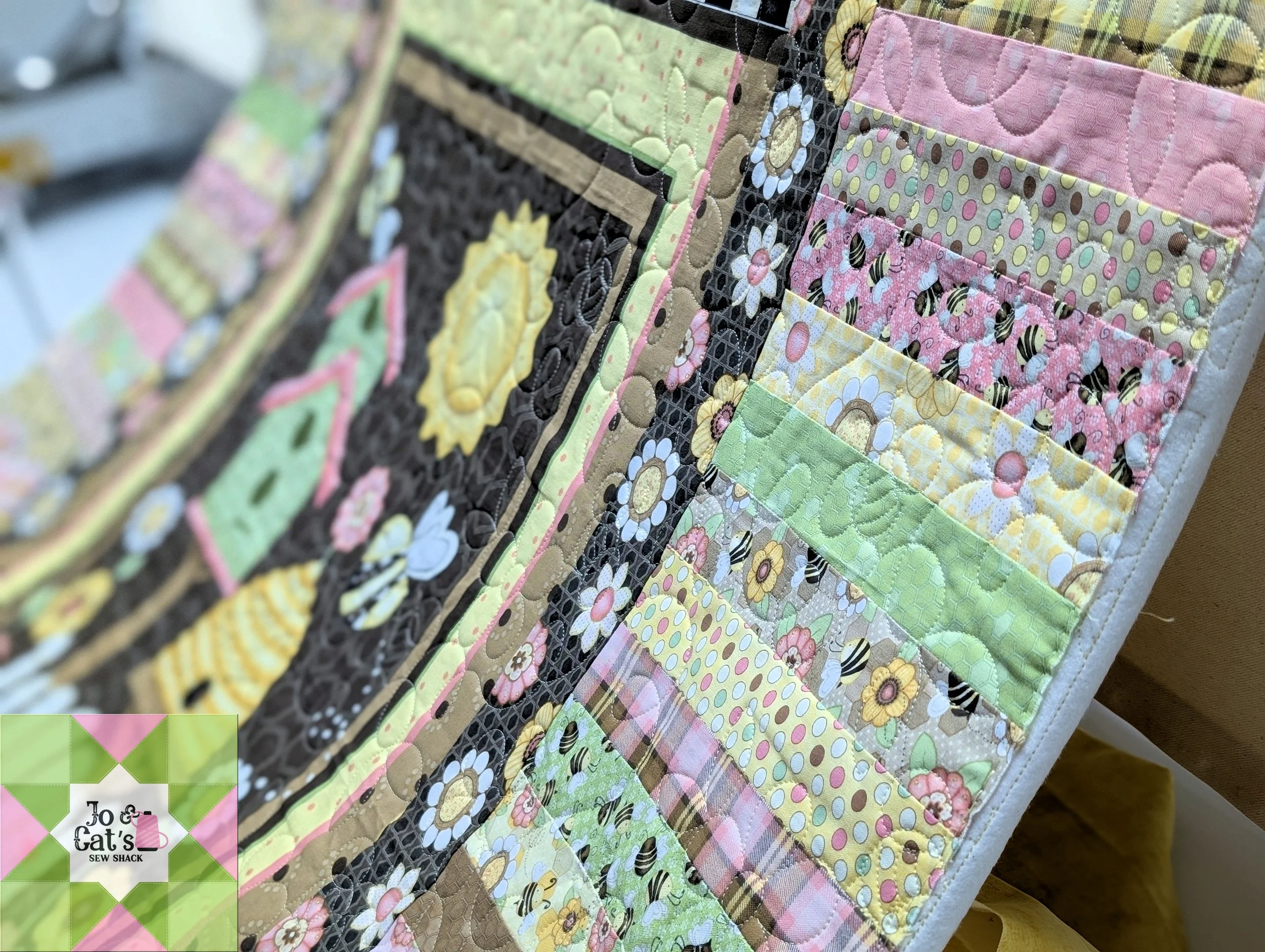 059 Bee Panel Quilt_04.jpg