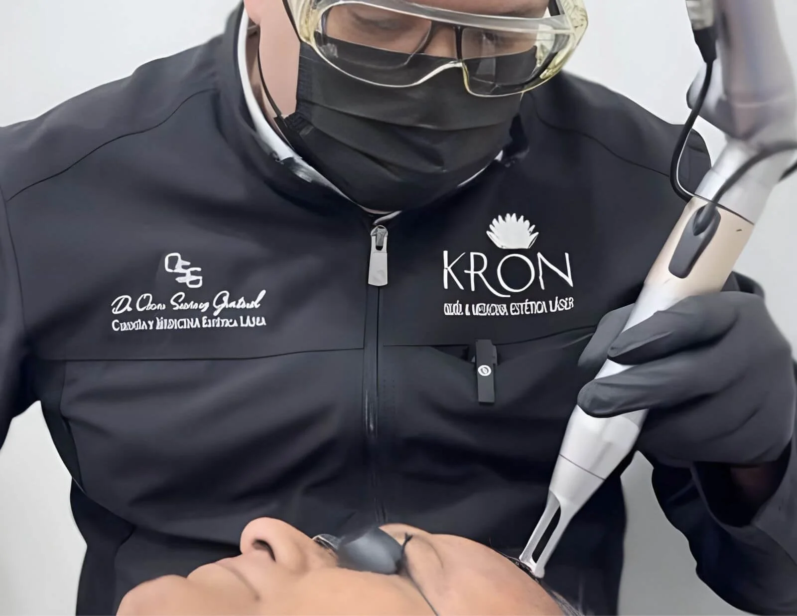 Un profesional de la salud con equipo de protección realiza un procedimiento en un paciente en una clínica dental.