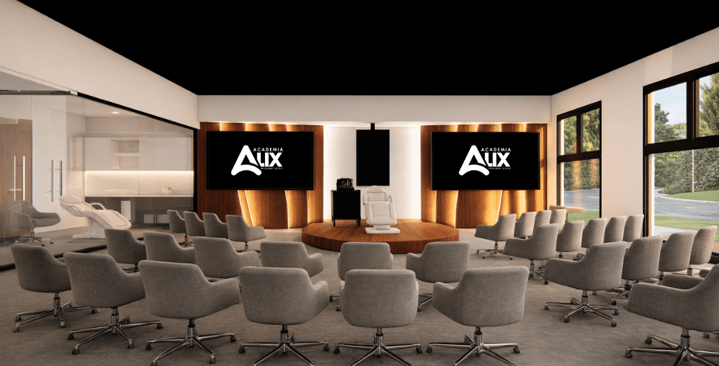 Sala de conferencias en una academia, con sillas grises, dos pantallas con el logotipo 'Academia Alix', escenario con sillón y máquina de cafe, ventanas grandes que muestran árboles y una calle exterior.